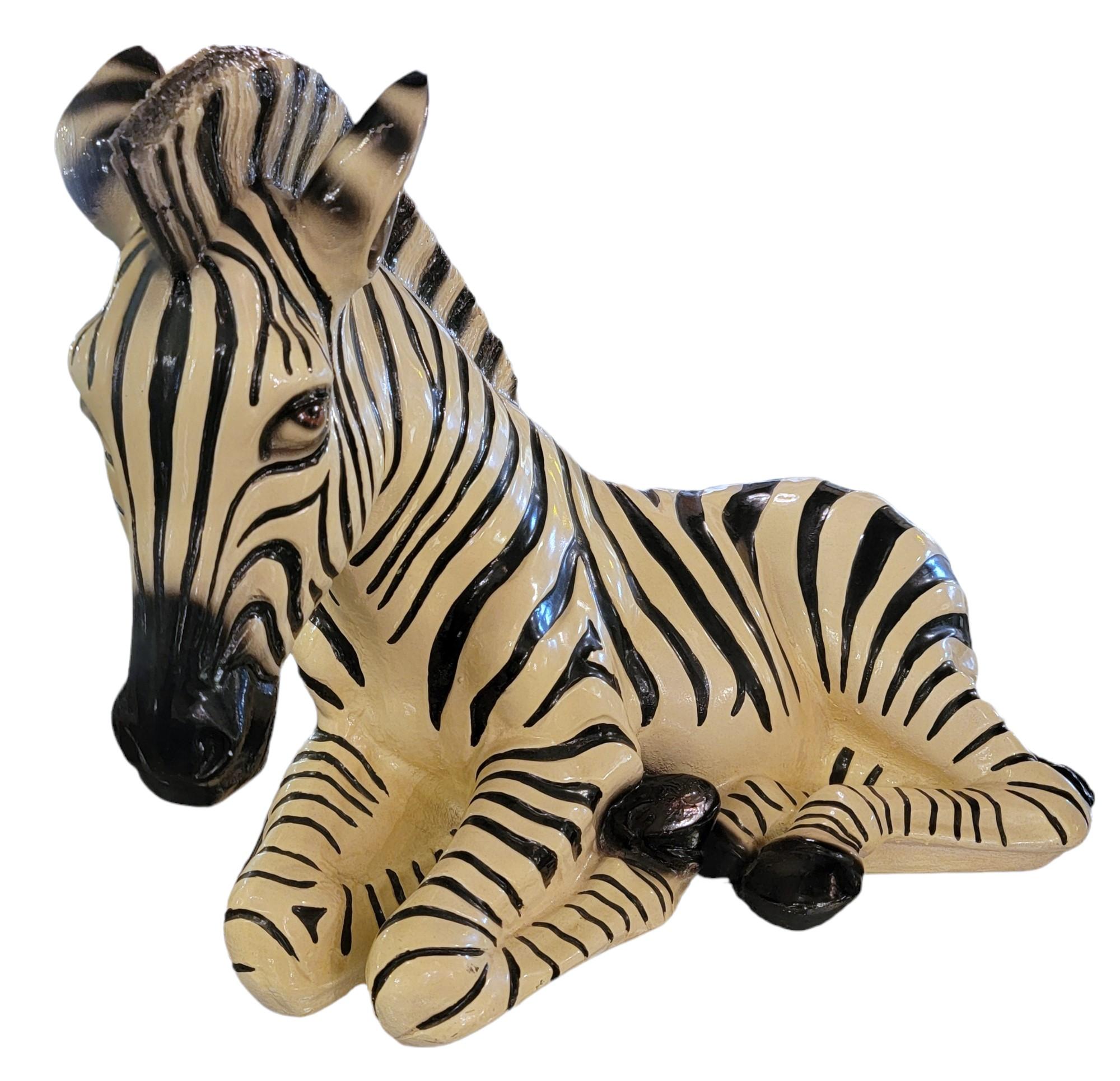 Scultura di zebra in resina del 1970 di Marwal Industries. Misure: circa 26 l x 17 h x 14 p.