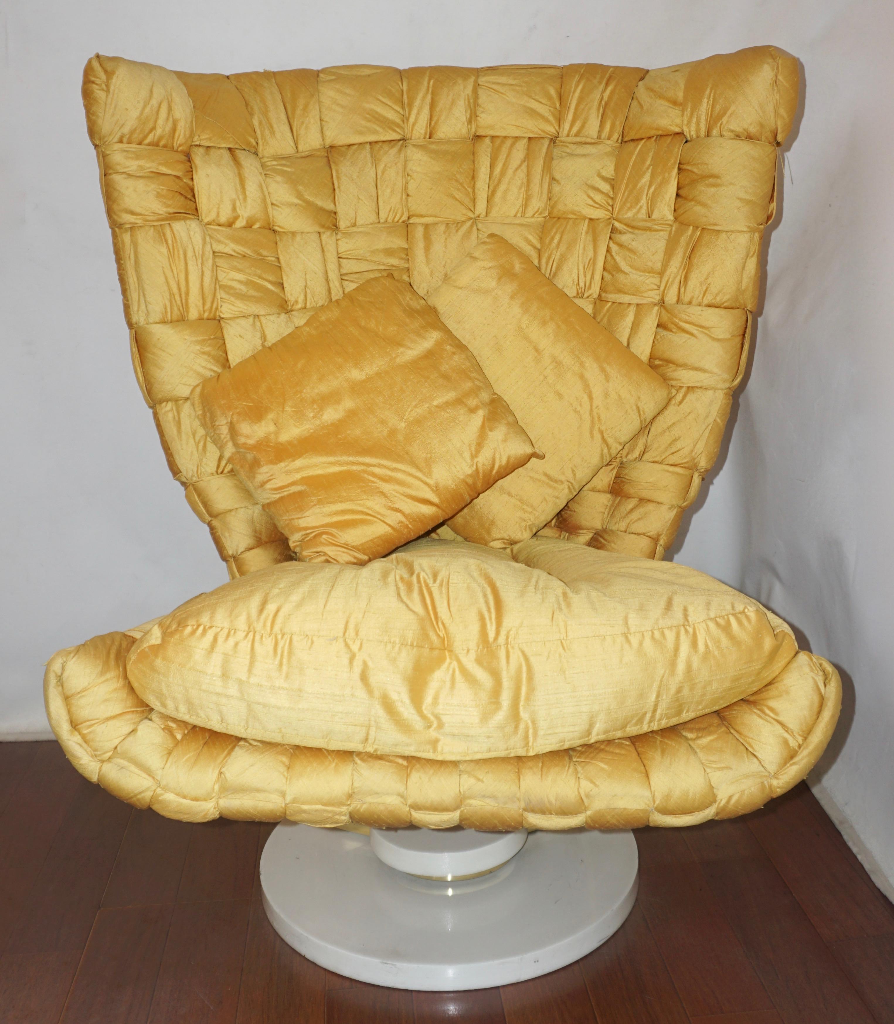 Iconic Italian design by Marzio Cecchi (1940-1990), 1970s mid-20th century lounge chair with seat cushion and 2 small decorative pillows, original intertwined raw silk fabric in a glowing yellow, elegant embracing high back on brass support
