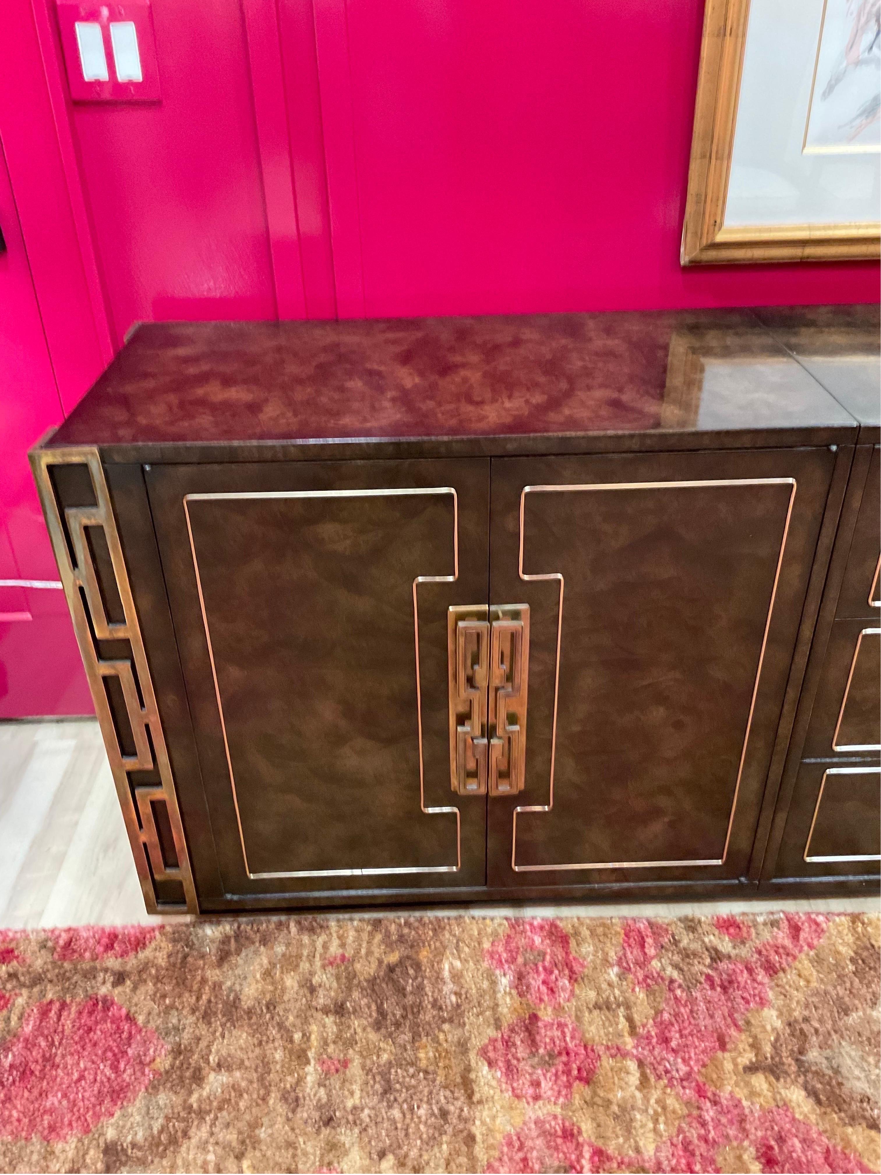 Americano Credenza 4 pezzi Mastercraft degli anni '70 in ambioyna e ottone sbavato in vendita