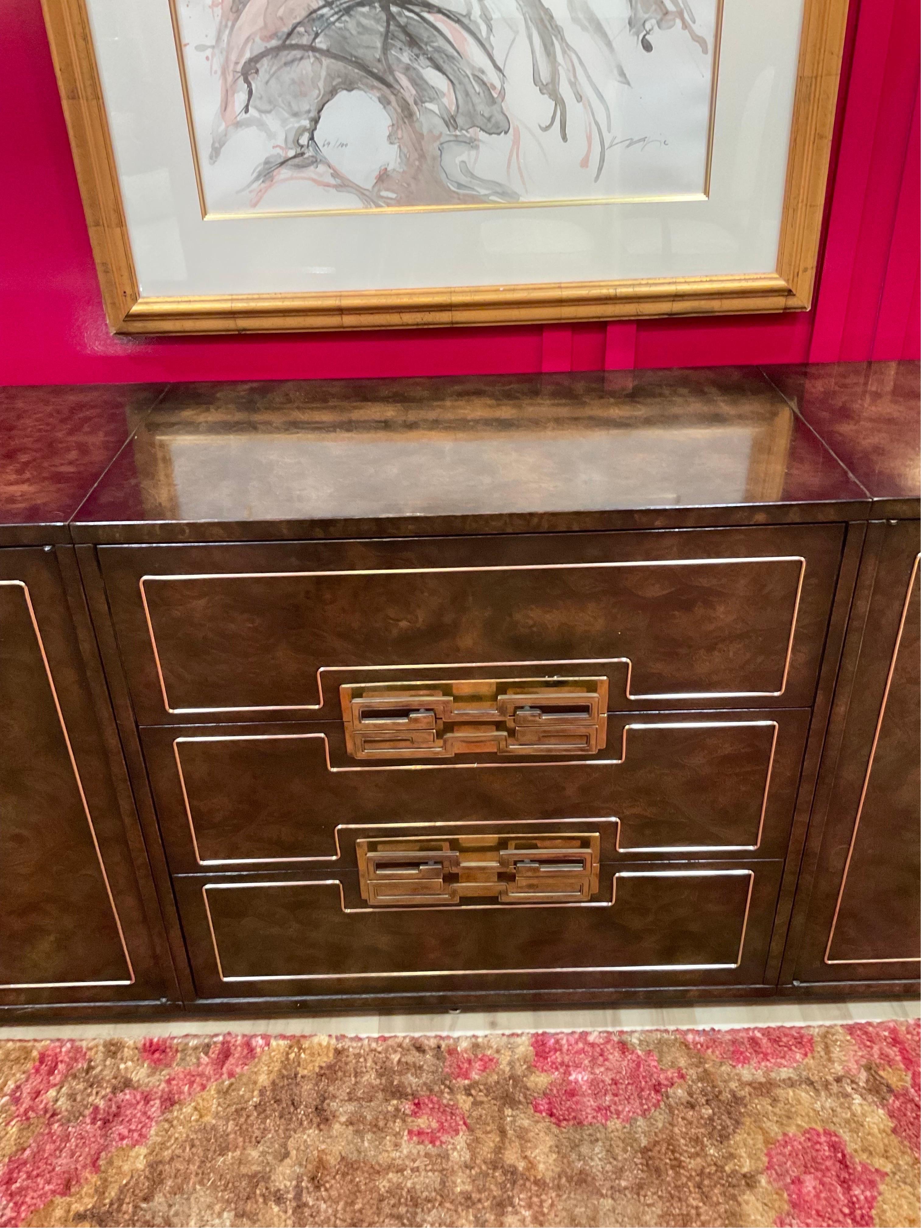 Credenza 4 pezzi Mastercraft degli anni '70 in ambioyna e ottone sbavato In condizioni buone in vendita a Hartville, OH