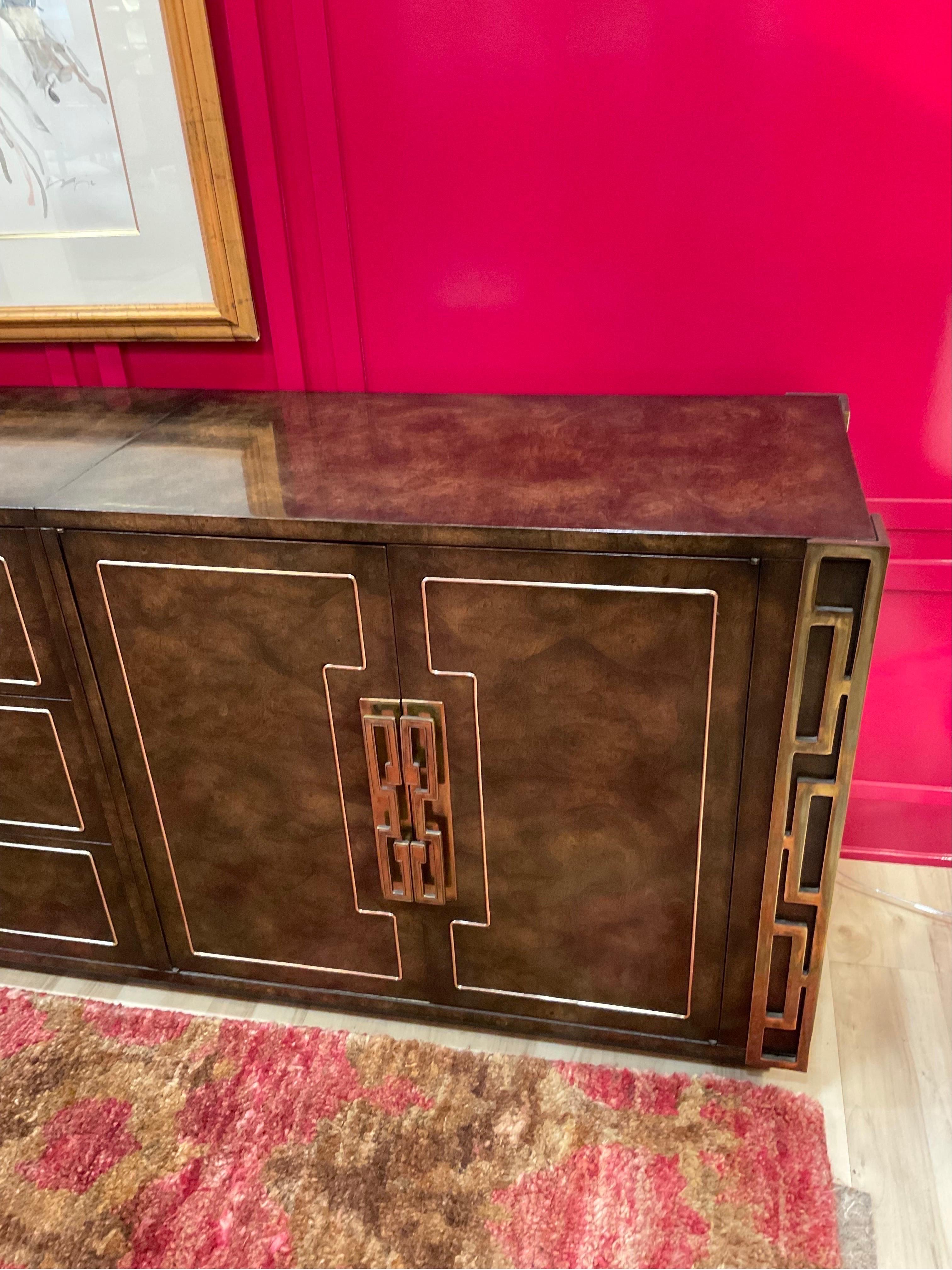 Fine XX secolo Credenza 4 pezzi Mastercraft degli anni '70 in ambioyna e ottone sbavato in vendita