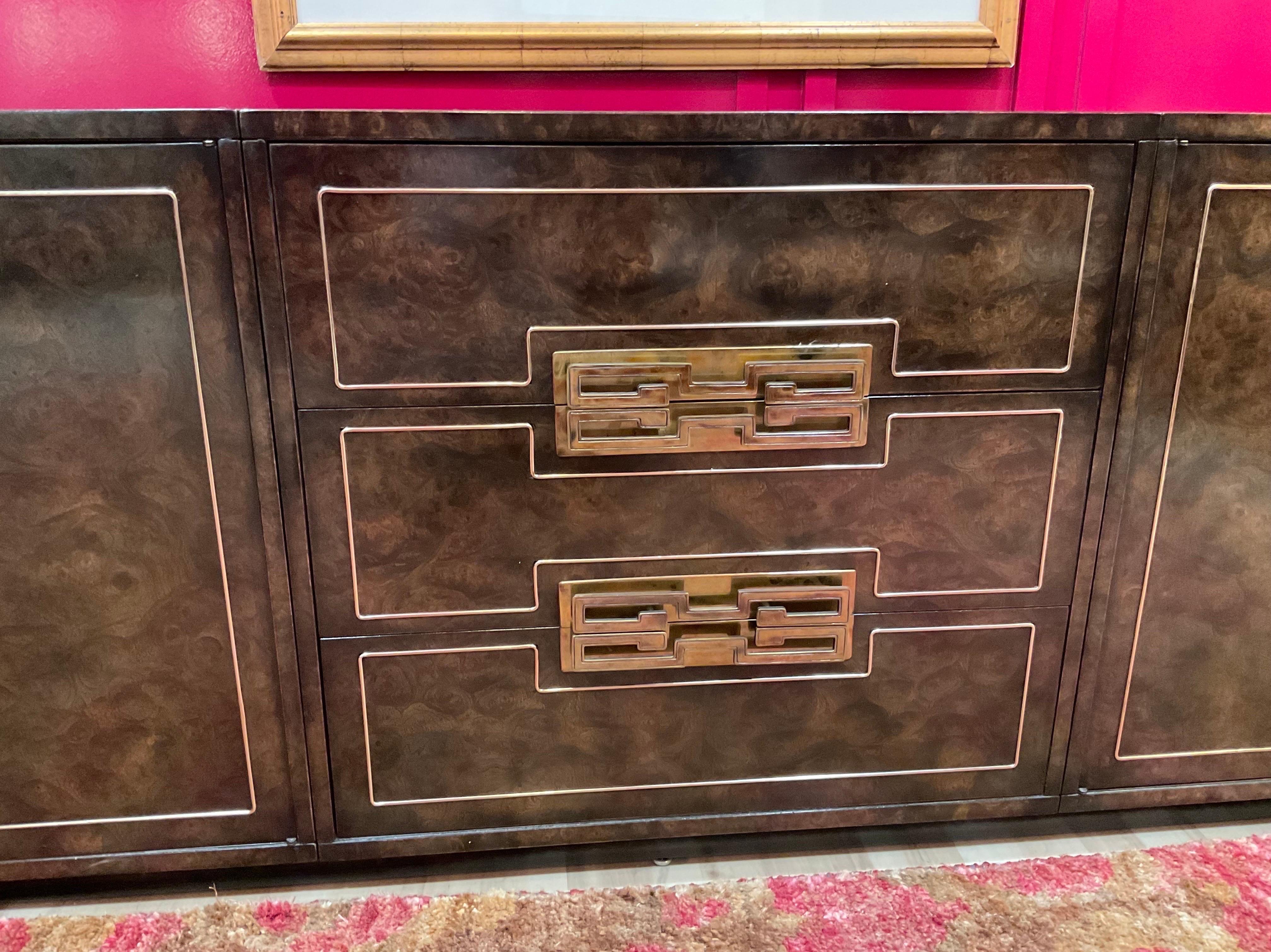 Credenza 4 pezzi Mastercraft degli anni '70 in ambioyna e ottone sbavato in vendita 1