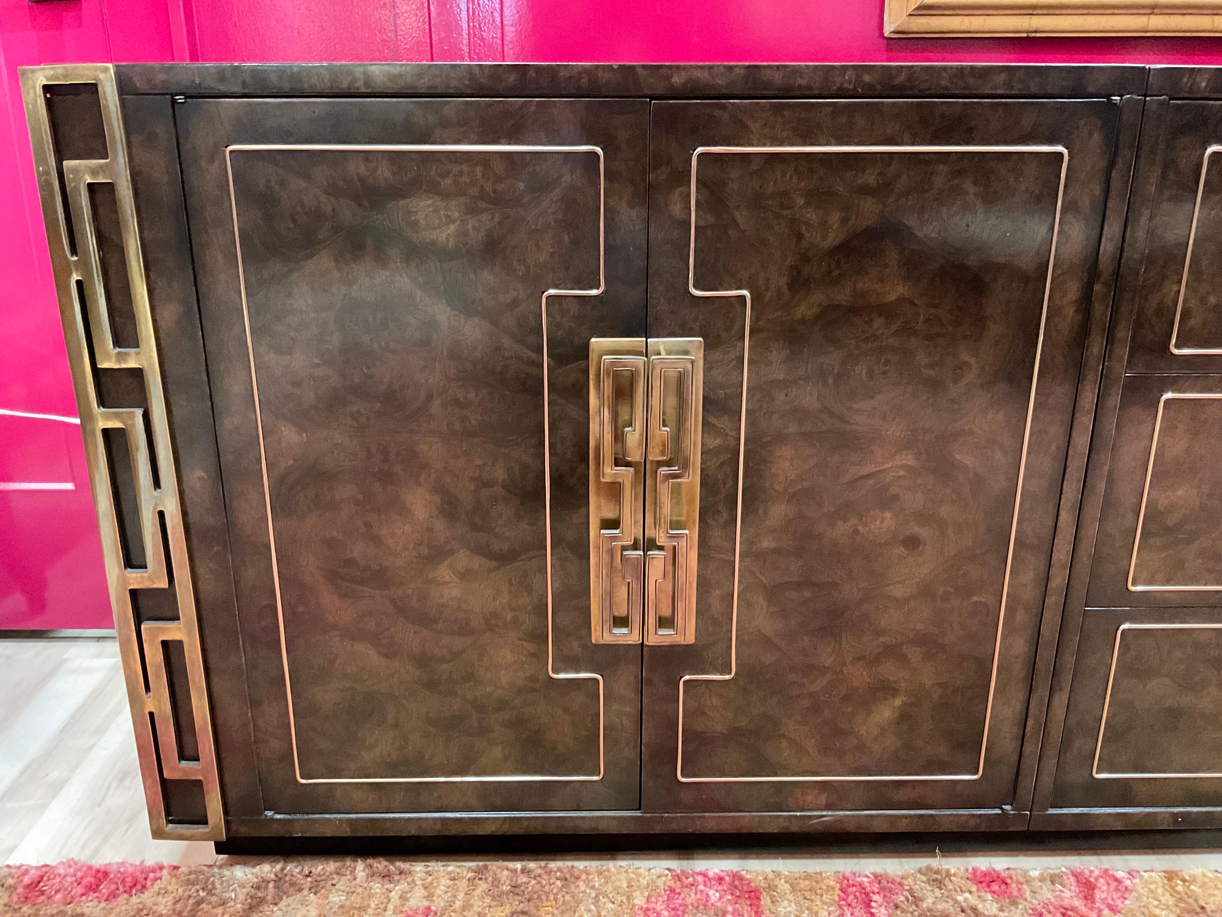 Credenza 4 pezzi Mastercraft degli anni '70 in ambioyna e ottone sbavato in vendita 2