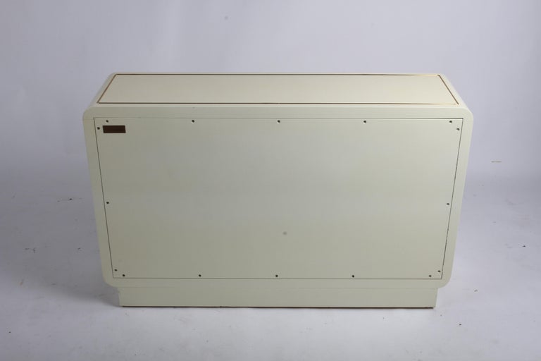 1970s Mastercraft Asian Inspired Cabinet in Creme Lacquer with Brass Hardware  For Sale 5