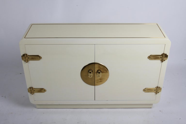 1970s Mastercraft Asian Inspired Cabinet in Creme Lacquer with Brass Hardware  For Sale 6