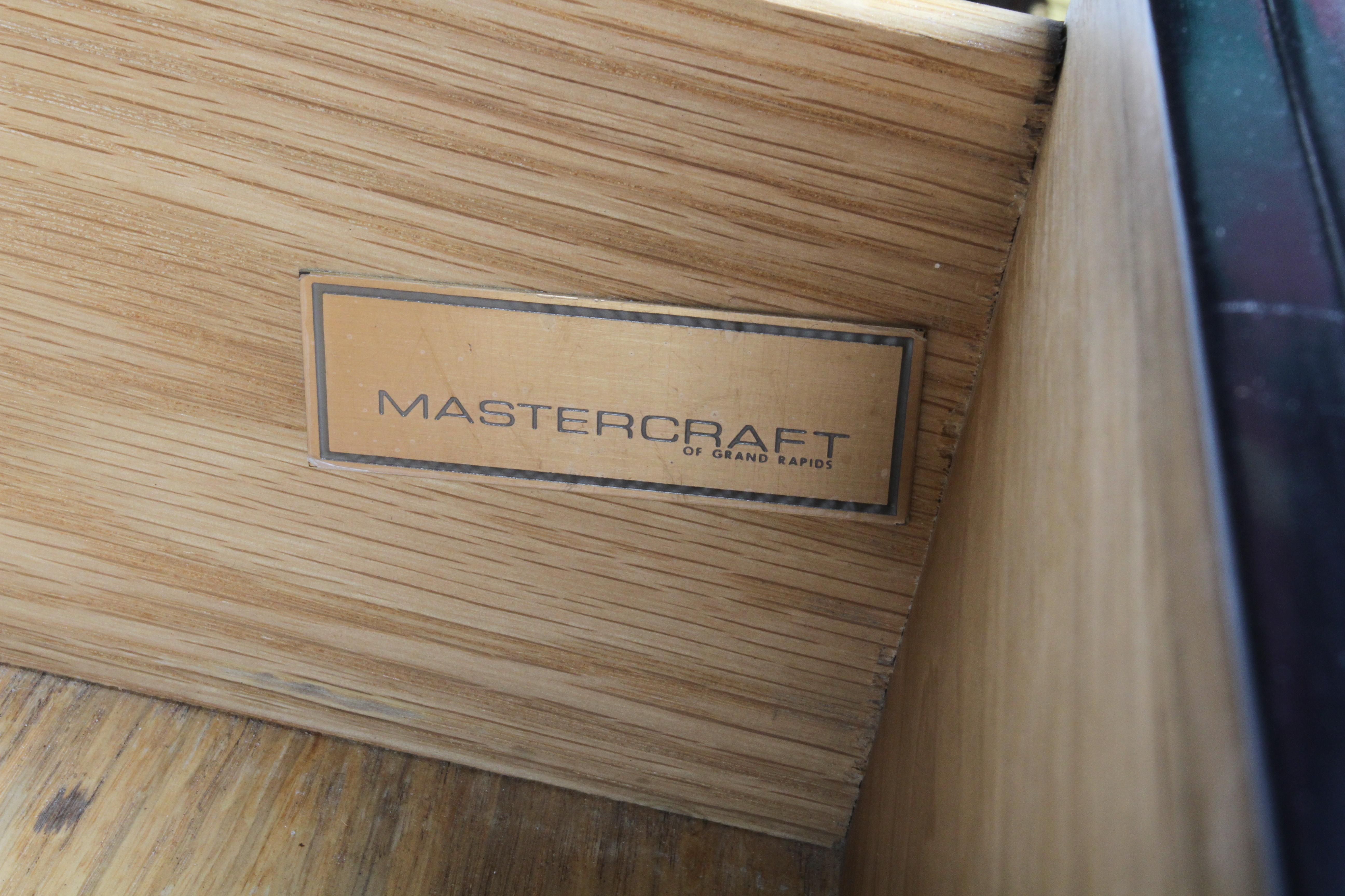 Commode ou coffre à tiroirs Mastercraft en laque noire et laiton des années 1970 en vente 3