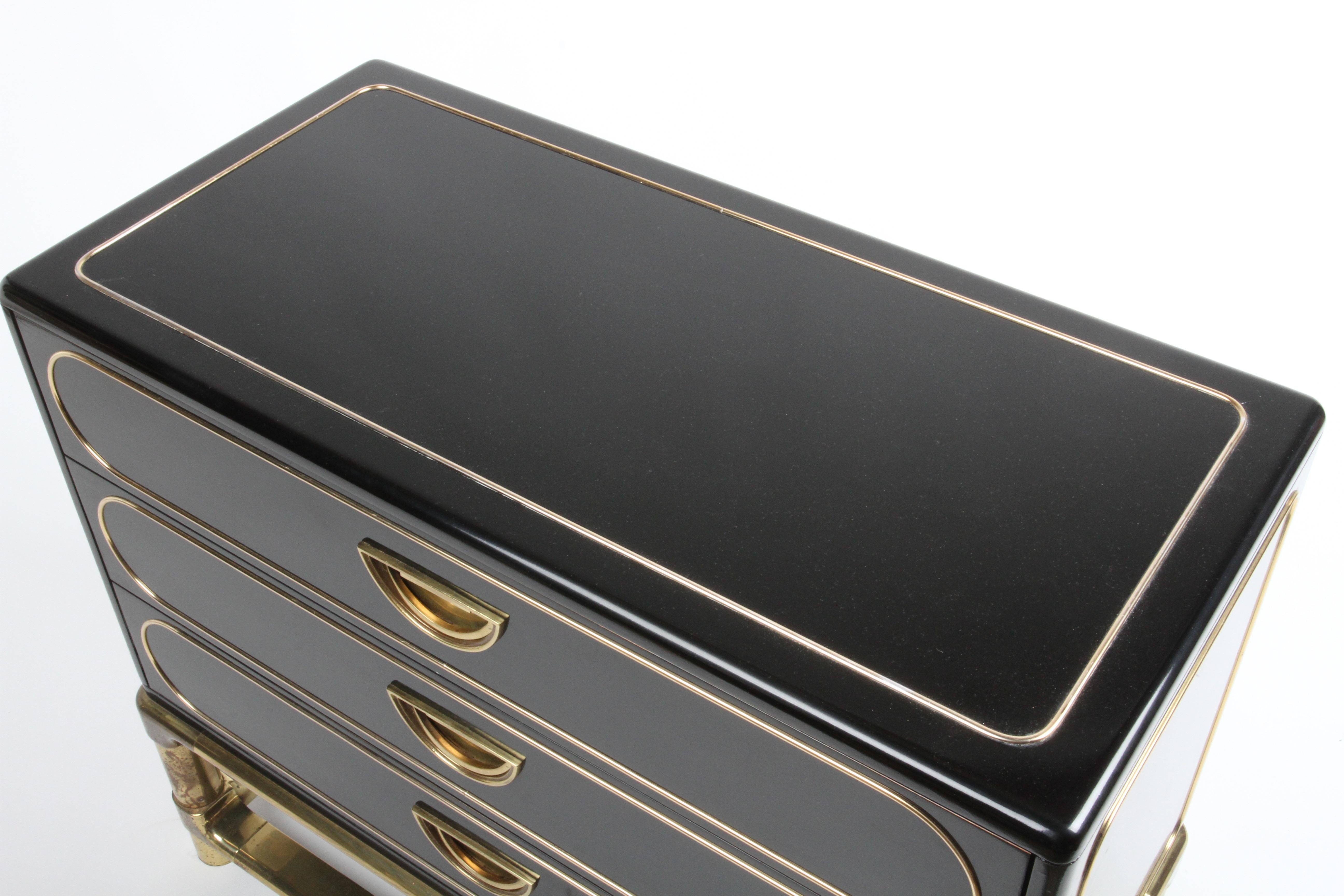 Commode ou coffre à tiroirs Mastercraft en laque noire et laiton des années 1970 en vente 10