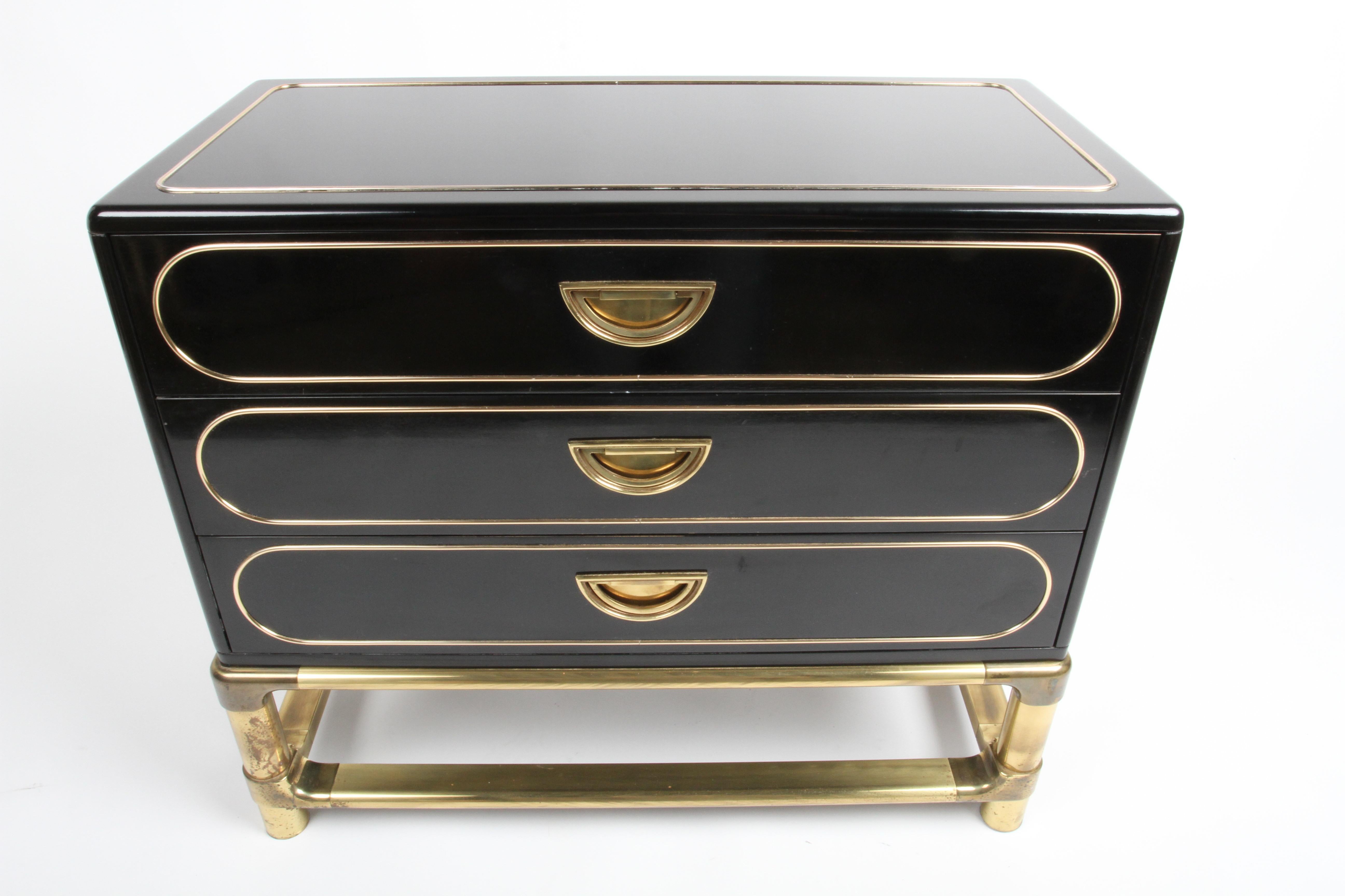 Hollywood Regency Commode ou coffre à tiroirs Mastercraft en laque noire et laiton des années 1970 en vente