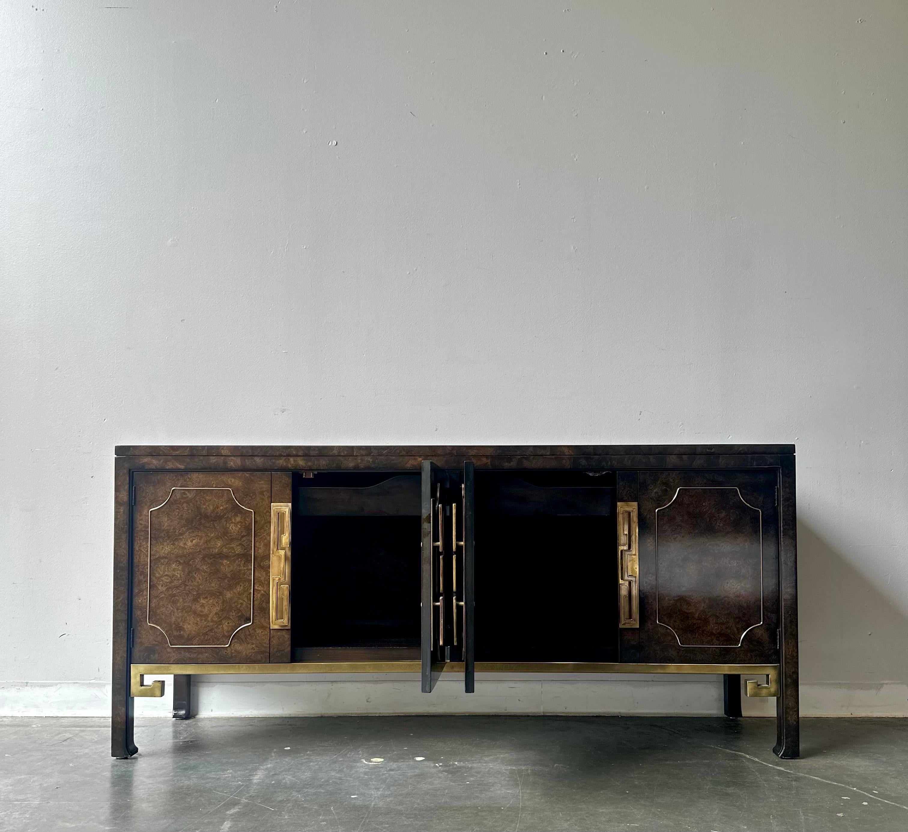 Fenomenale credenza in legno di betulla e ottone disegnata da William Doezema intorno al 1970.

Questo gioiello è in condizioni originali fantastiche e proviene da un'elegante tenuta del nord del New Jersey.

Con due ante che si aprono per rivelare