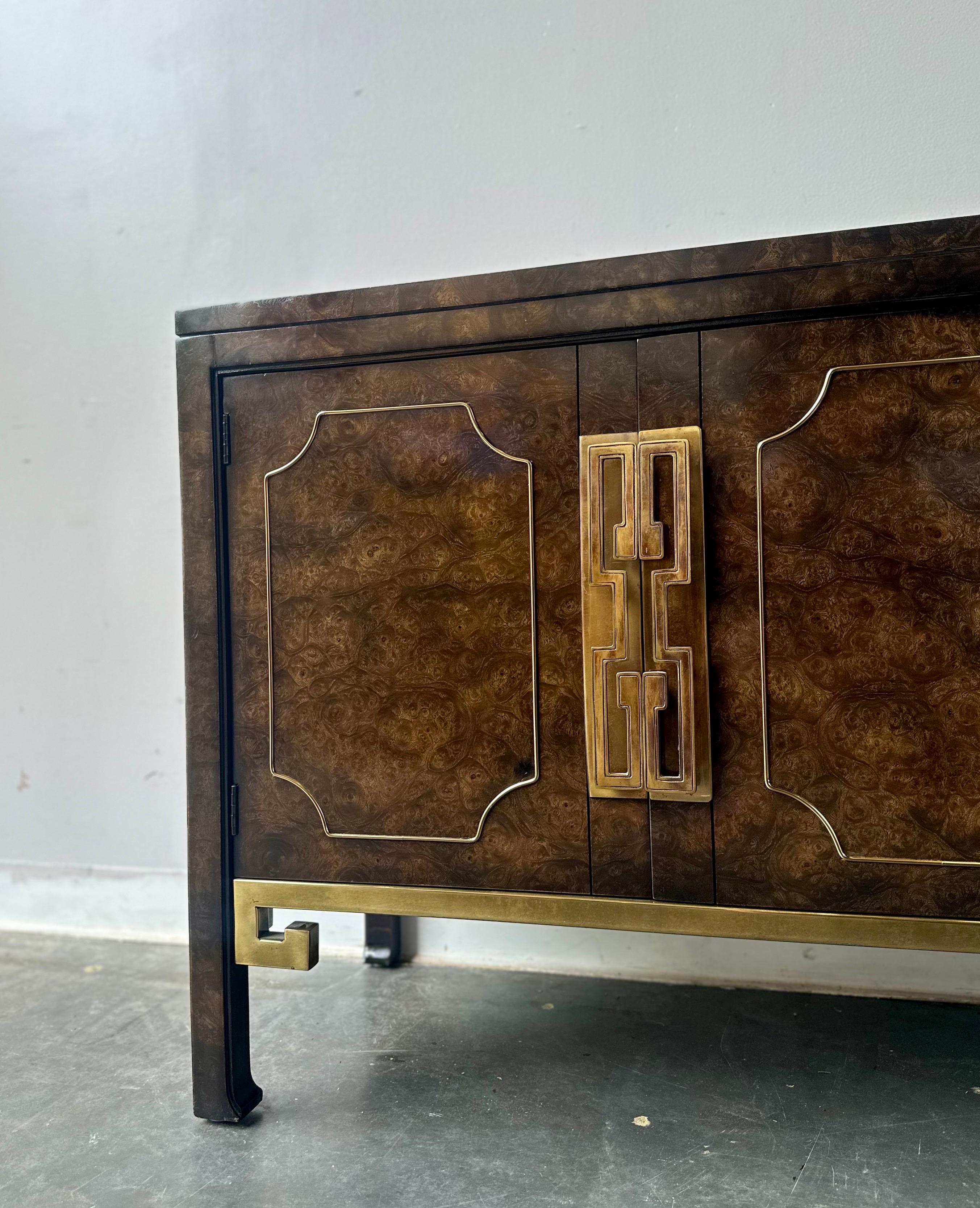 Americano Credenza in ottone Mastercraft Burlwood degli anni '70 in stile Hollywood regency in vendita