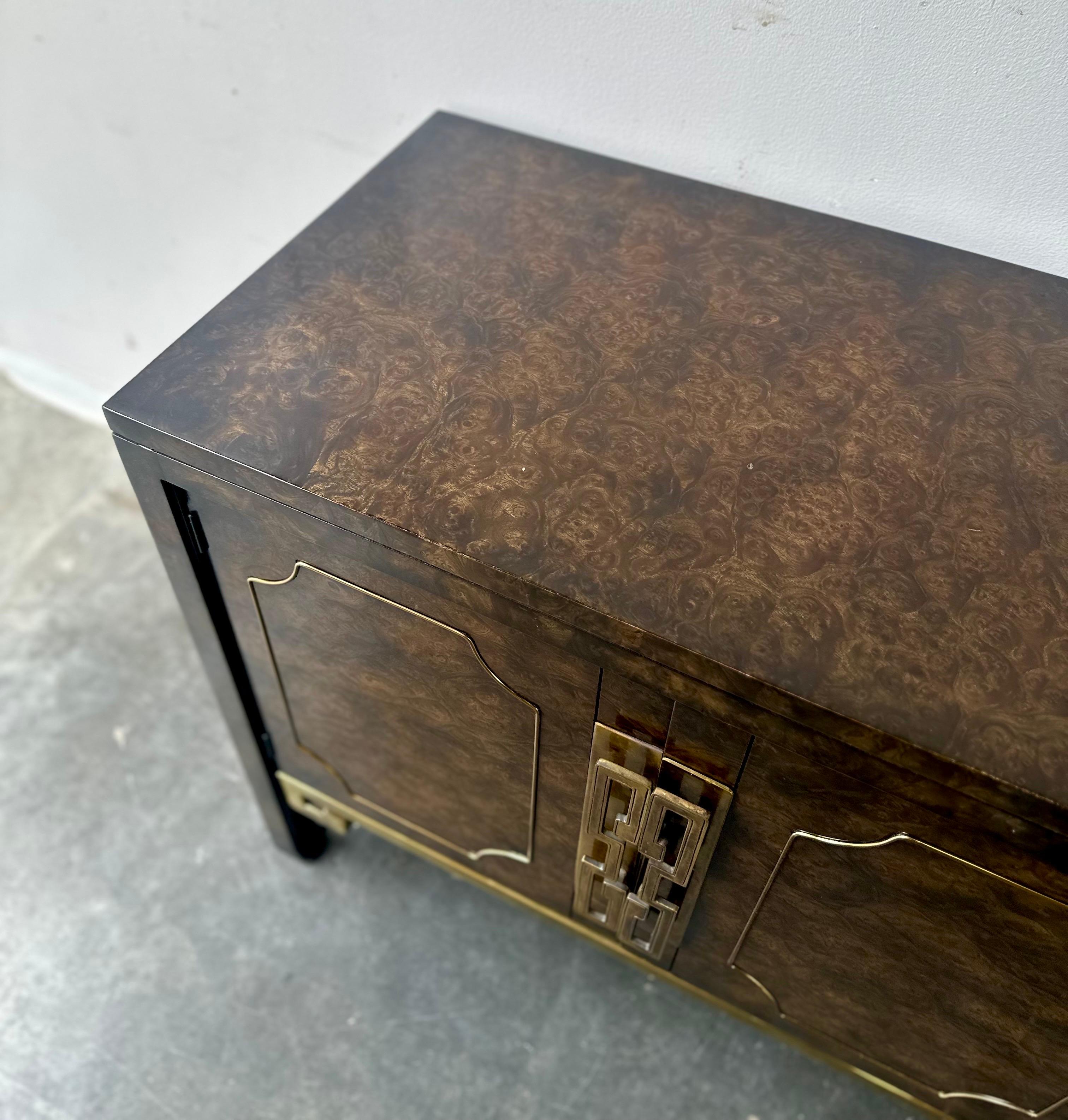 Falegnameria Credenza in ottone Mastercraft Burlwood degli anni '70 in stile Hollywood regency in vendita
