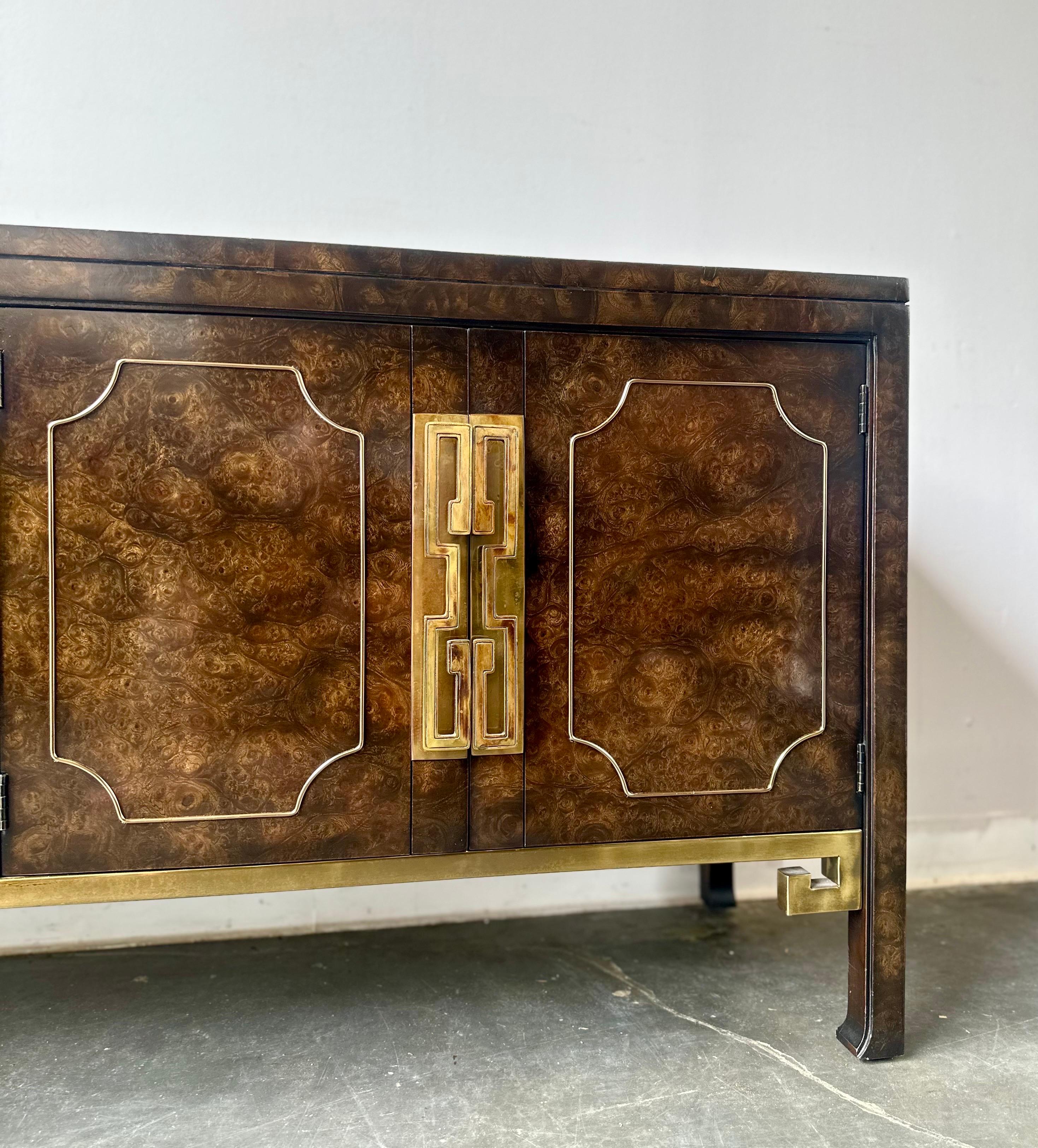 Credenza in ottone Mastercraft Burlwood degli anni '70 in stile Hollywood regency In condizioni buone in vendita a Sayreville, NJ