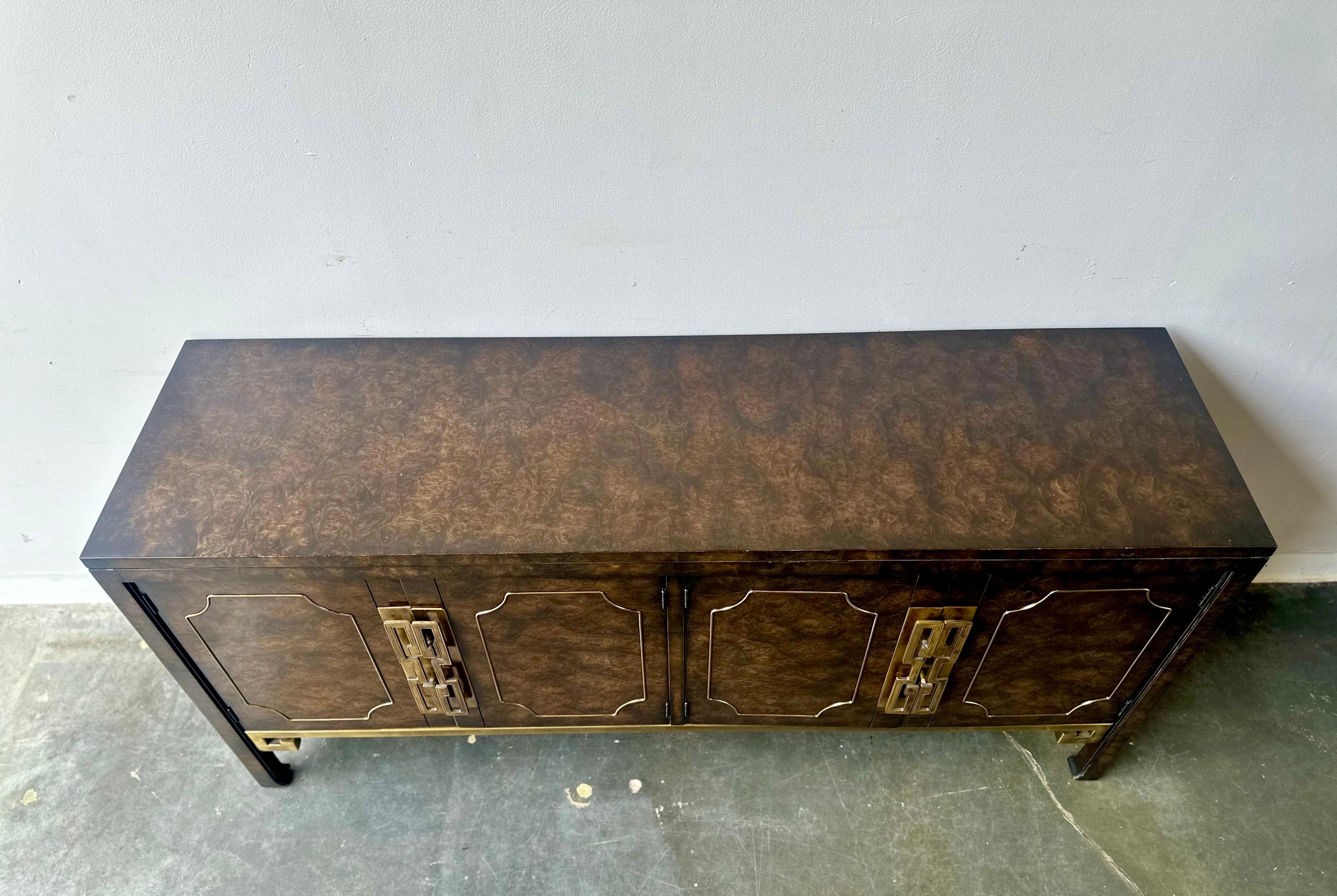 Fine XX secolo Credenza in ottone Mastercraft Burlwood degli anni '70 in stile Hollywood regency in vendita