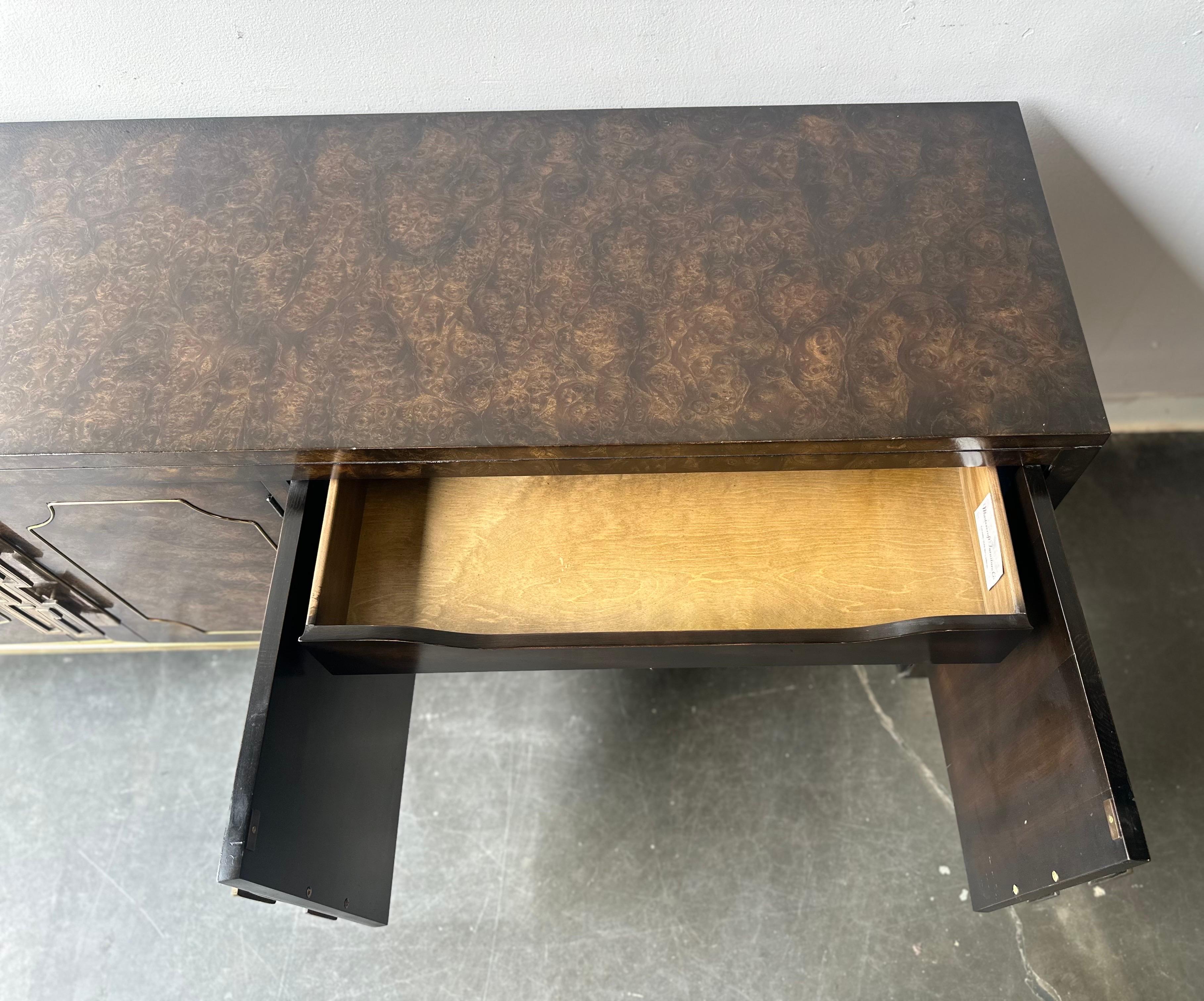 Ottone Credenza in ottone Mastercraft Burlwood degli anni '70 in stile Hollywood regency in vendita