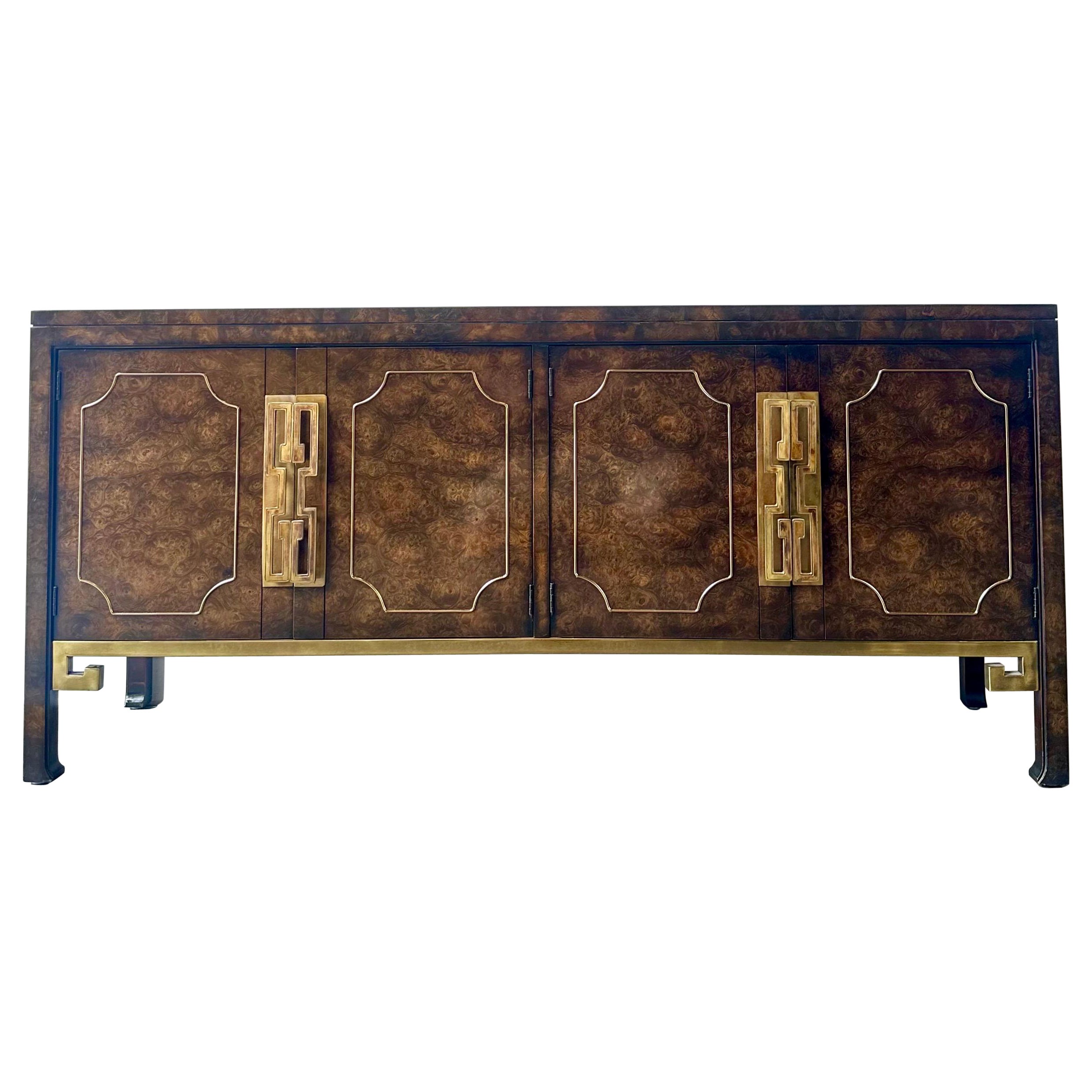 Credenza in ottone Mastercraft Burlwood degli anni '70 in stile Hollywood regency in vendita