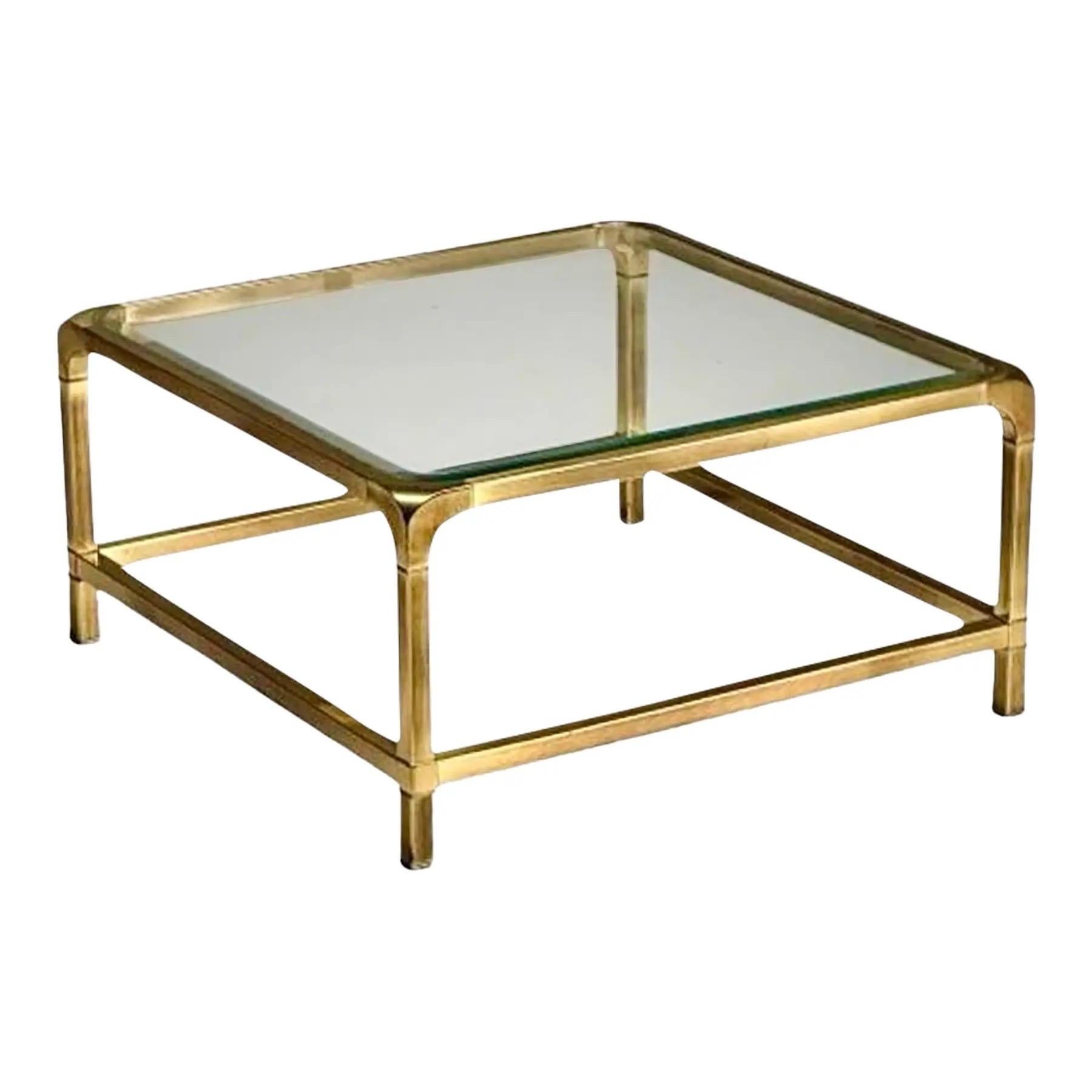 Mesa de centro cuadrada de latón y cristal Mastercraft Hollywood Regency de los años 70