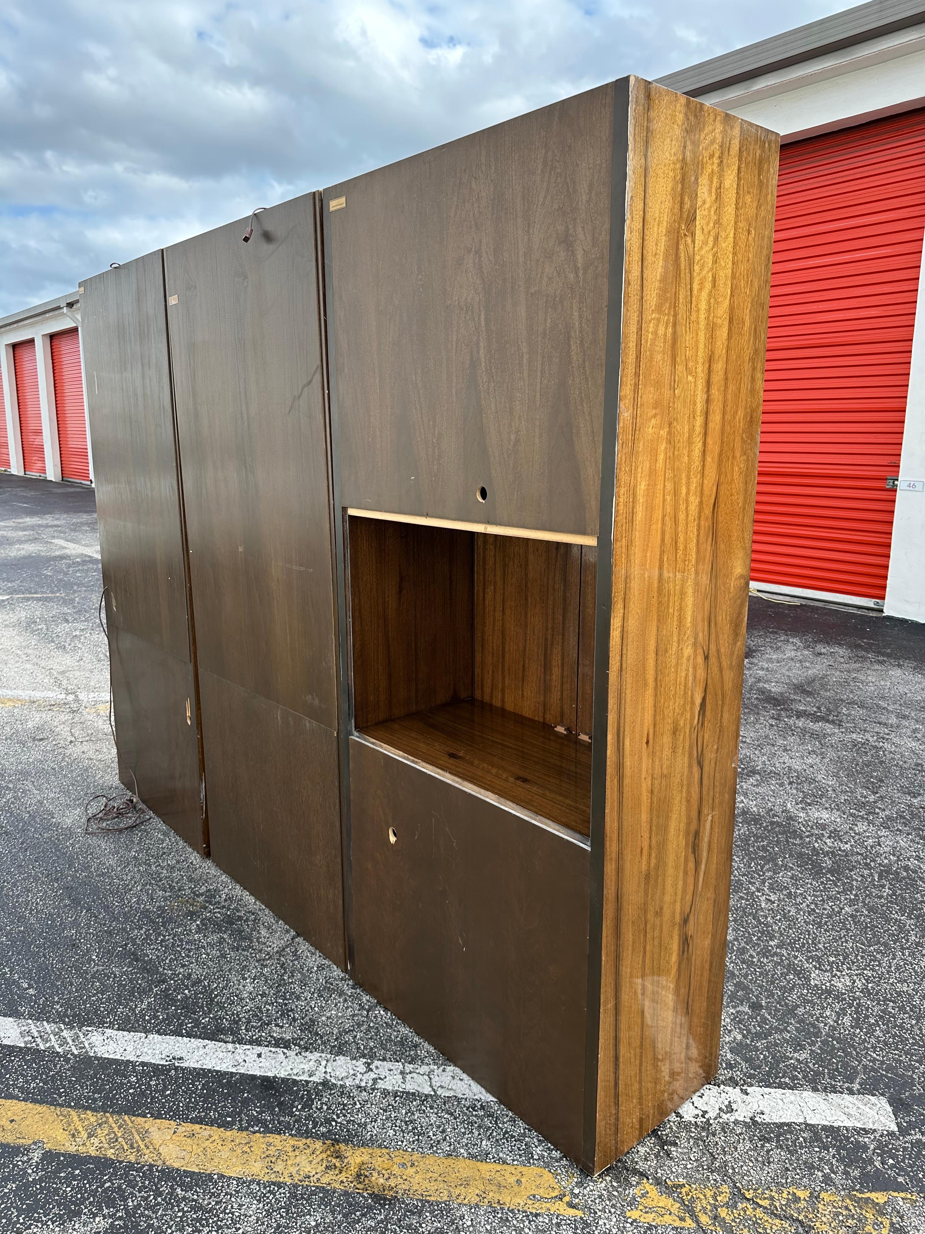 Mastercraft anni '70 Monumental Wood Brass Glass Display Cabinet, Set di 3 in vendita 3