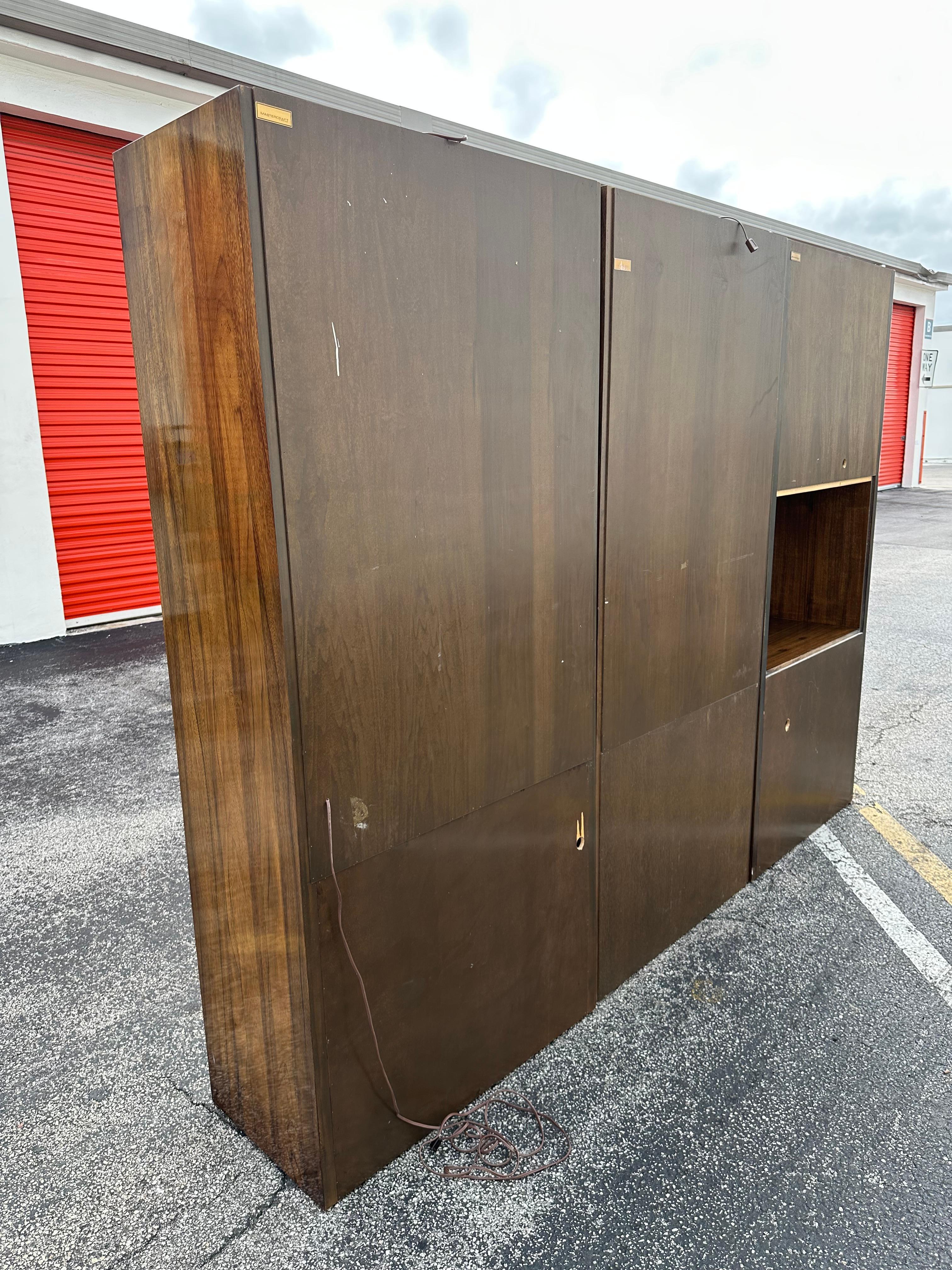 Mastercraft anni '70 Monumental Wood Brass Glass Display Cabinet, Set di 3 in vendita 4