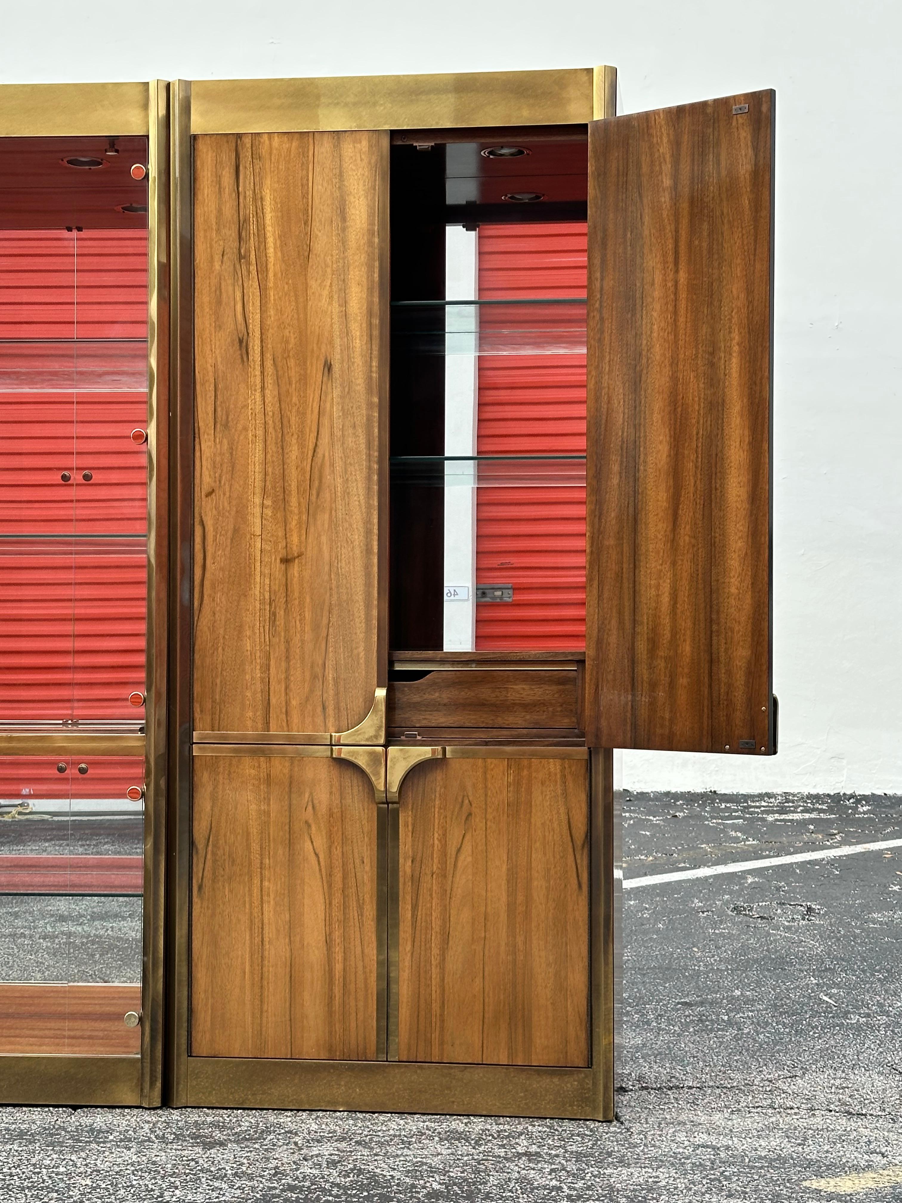 Mastercraft anni '70 Monumental Wood Brass Glass Display Cabinet, Set di 3 in vendita 7