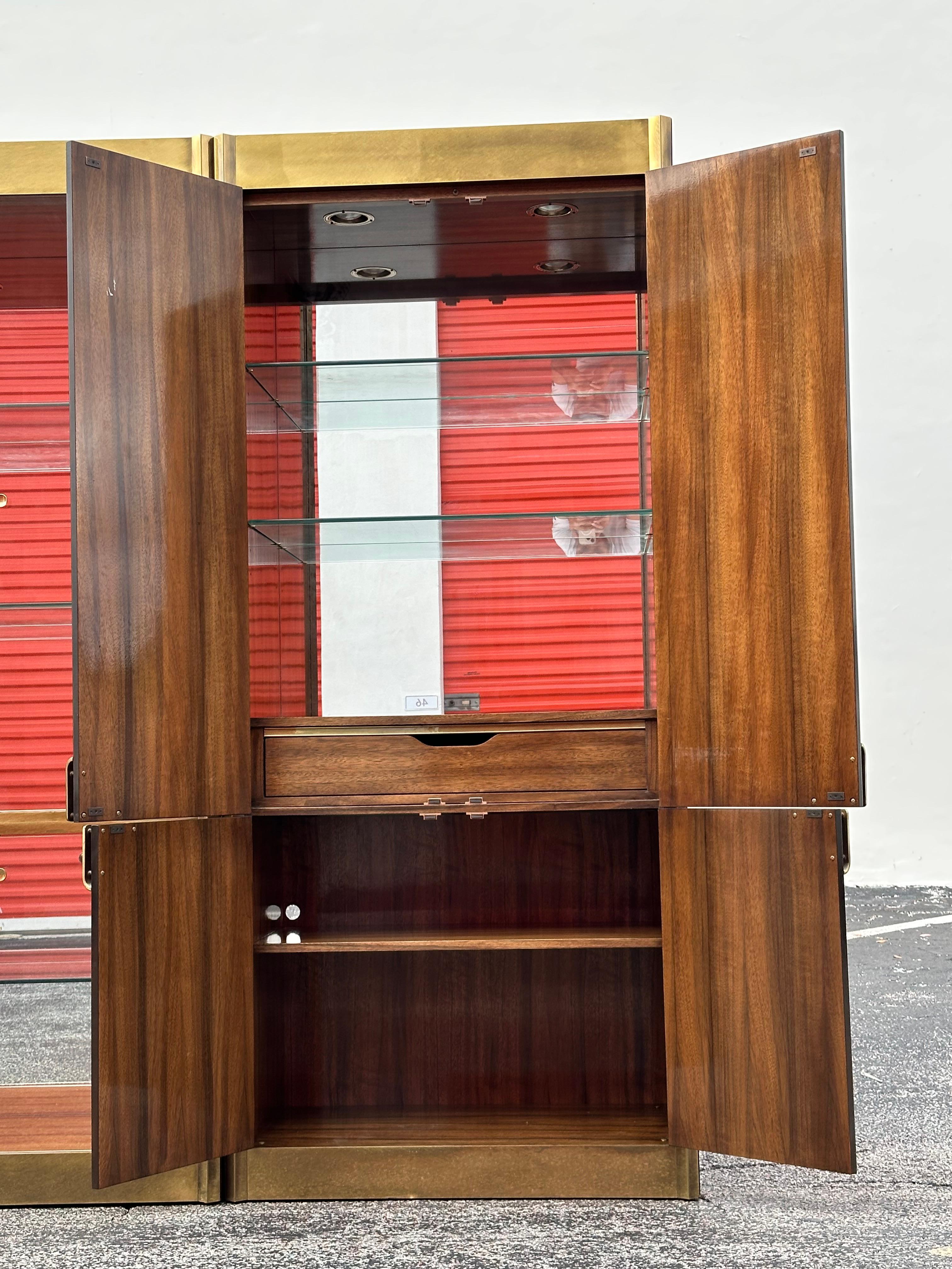 Mastercraft anni '70 Monumental Wood Brass Glass Display Cabinet, Set di 3 in vendita 8