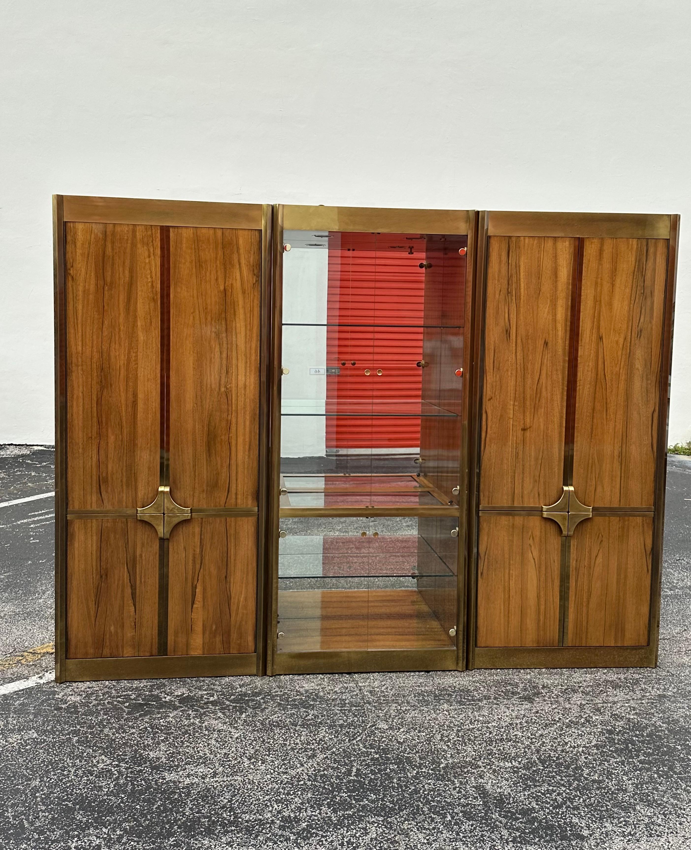 Mid-Century moderno Mastercraft anni '70 Monumental Wood Brass Glass Display Cabinet, Set di 3 in vendita