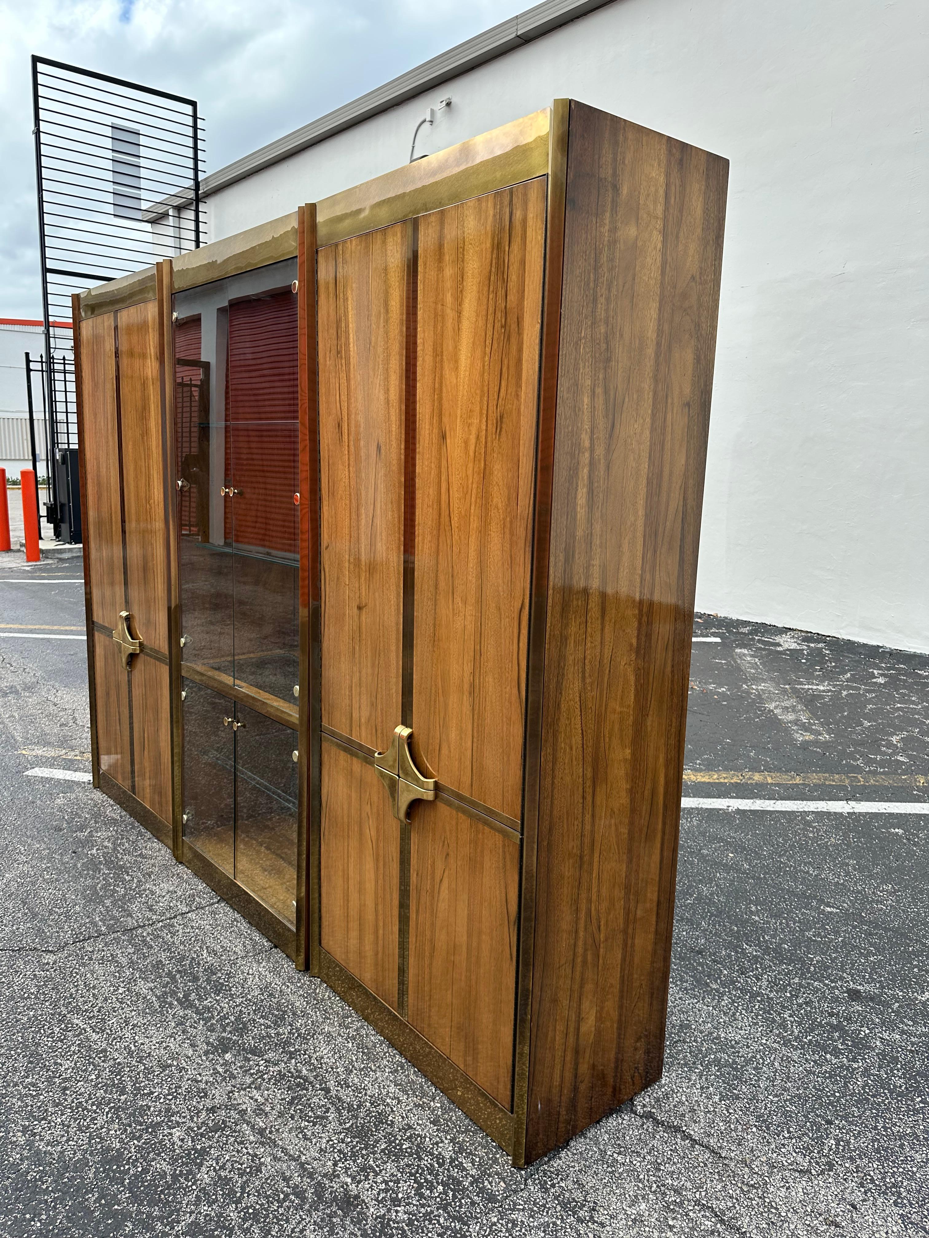 Americano Mastercraft anni '70 Monumental Wood Brass Glass Display Cabinet, Set di 3 in vendita
