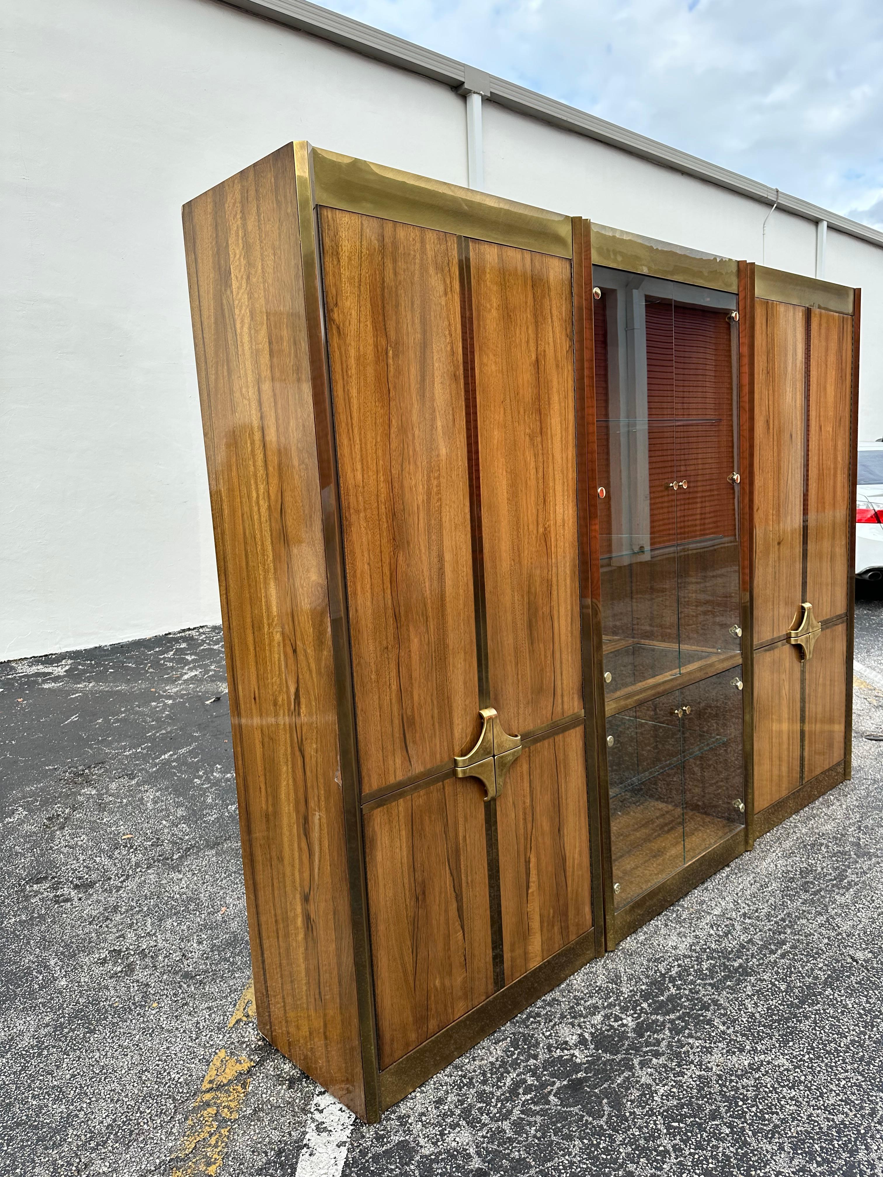 Mastercraft anni '70 Monumental Wood Brass Glass Display Cabinet, Set di 3 In condizioni buone in vendita a Fort Lauderdale, FL