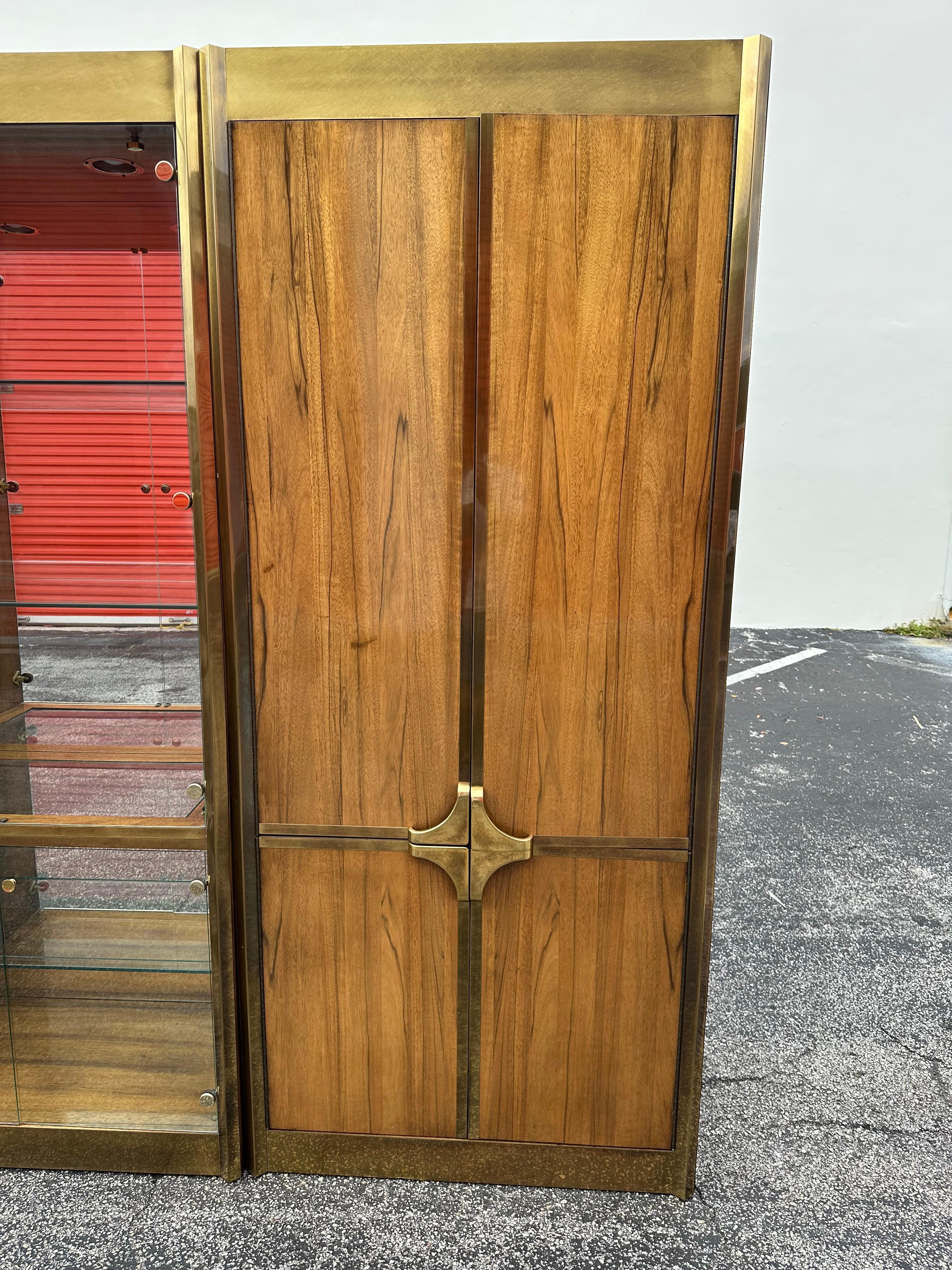 Fine XX secolo Mastercraft anni '70 Monumental Wood Brass Glass Display Cabinet, Set di 3 in vendita