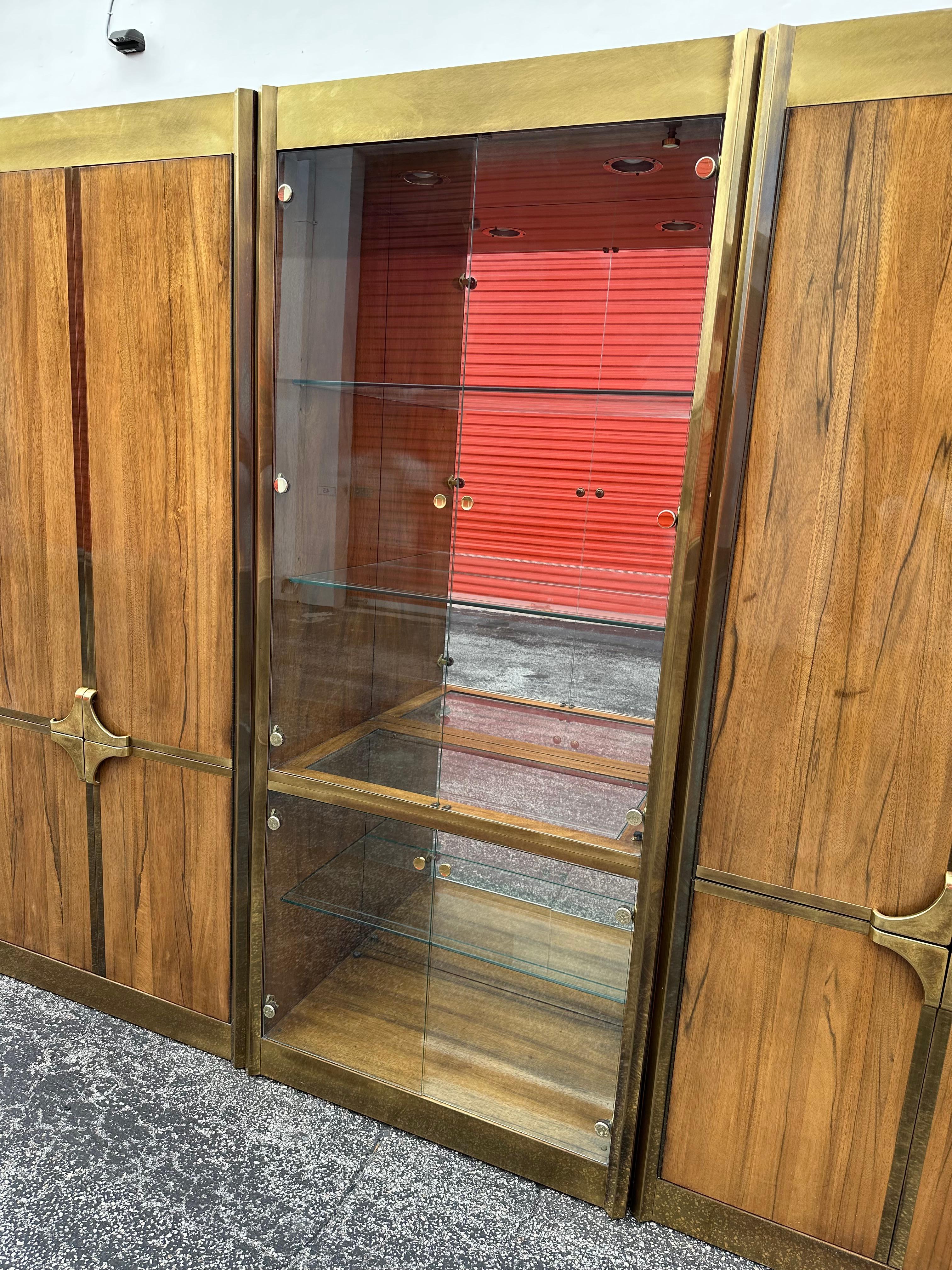 Ottone Mastercraft anni '70 Monumental Wood Brass Glass Display Cabinet, Set di 3 in vendita
