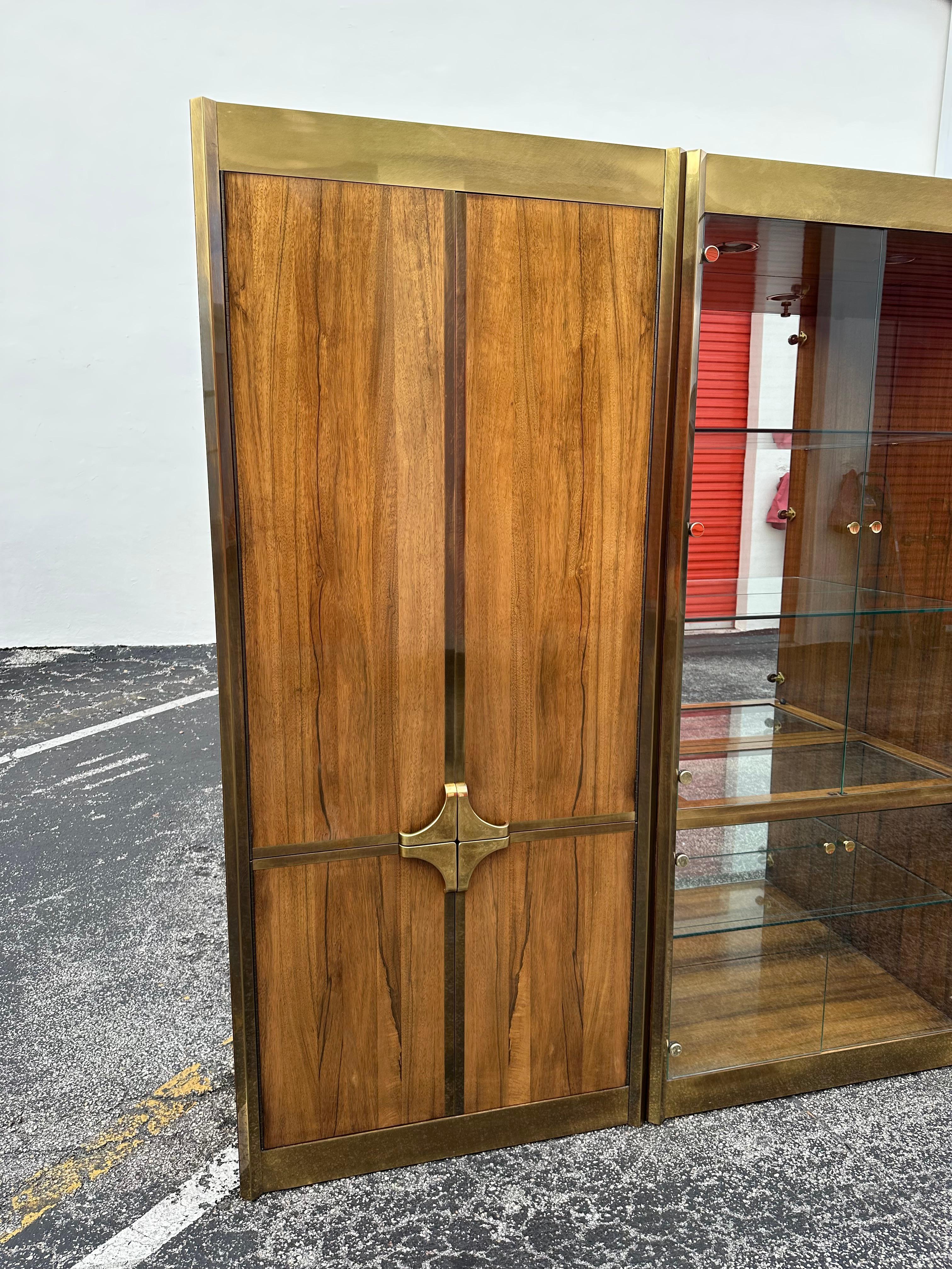 Mastercraft anni '70 Monumental Wood Brass Glass Display Cabinet, Set di 3 in vendita 1