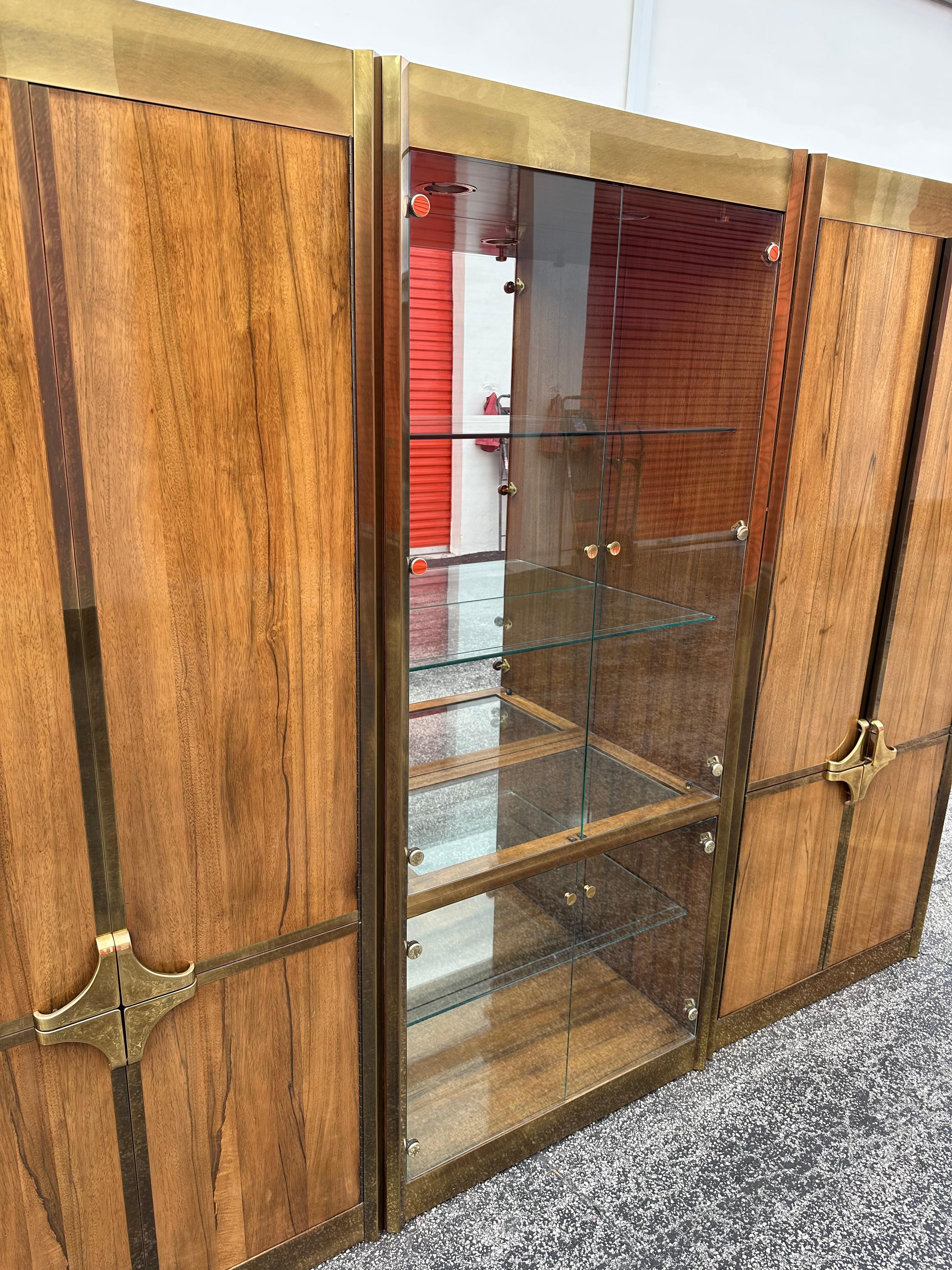 Mastercraft anni '70 Monumental Wood Brass Glass Display Cabinet, Set di 3 in vendita 2