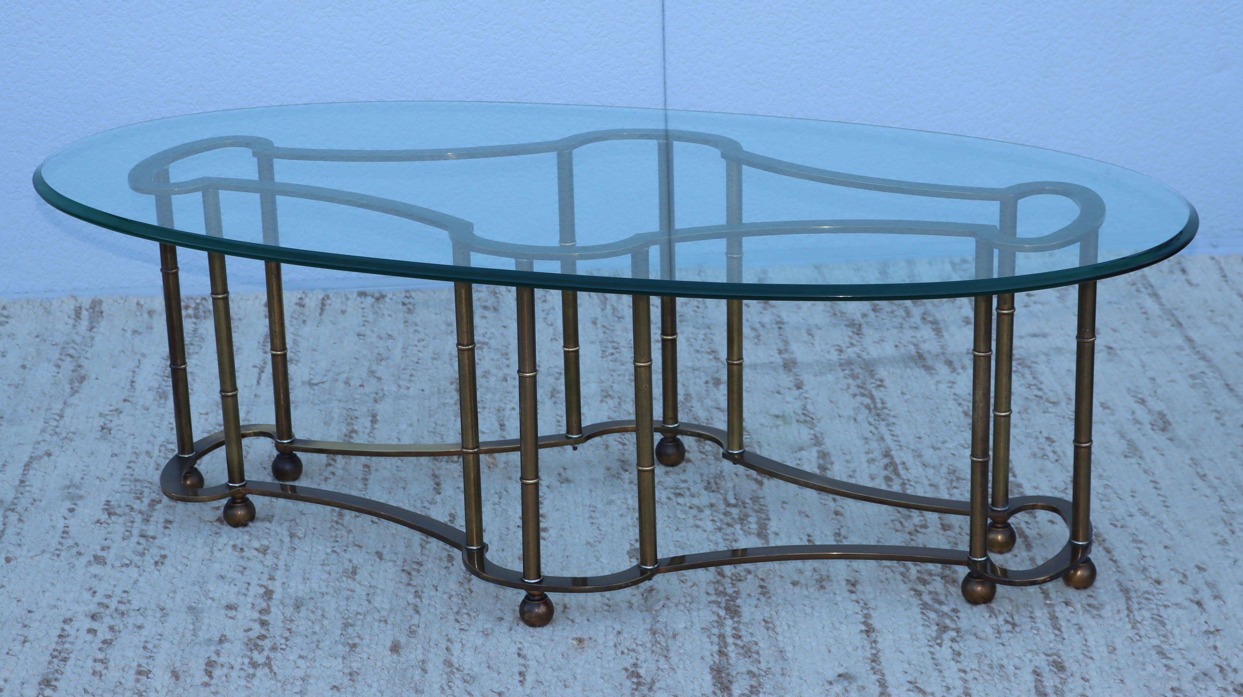 Table basse en laiton avec plateau en verre ovale de Mastercraft, des années 1970, en état d'origine vintage, avec une certaine usure et patine du laiton due à l'âge et à l'utilisation et quelques rayures sur le verre.