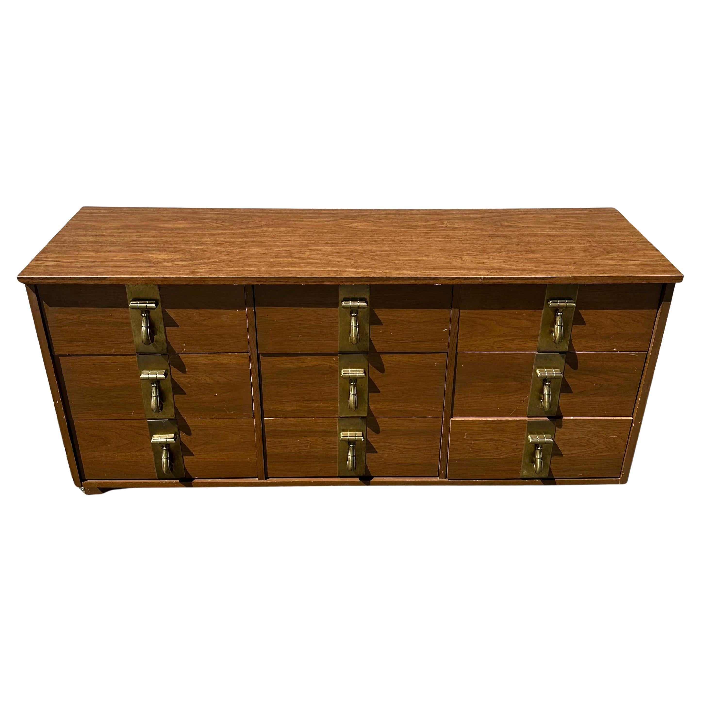 Commode surdimensionnée en bois de pécan de style Mastercraft des années 1970