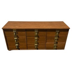Comò in ottone sovradimensionato in legno di pecan stile Mastercraft degli anni '70