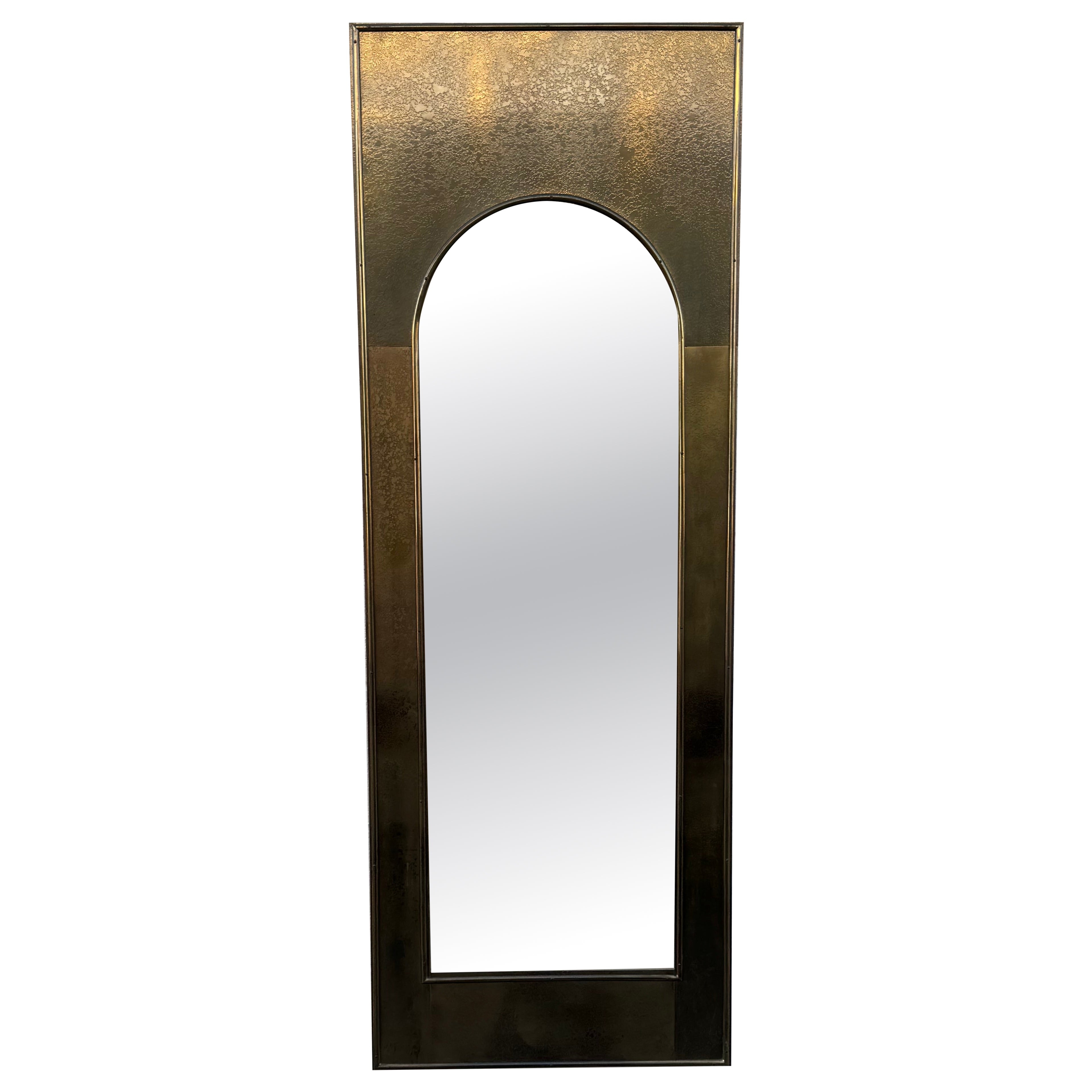 Espejo de pared rectangular alto arqueado MasterCraft de los años 70, con motivo de latón texturizado en venta
