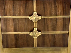 Commode en noyer et laiton Mastercraft des années 1970