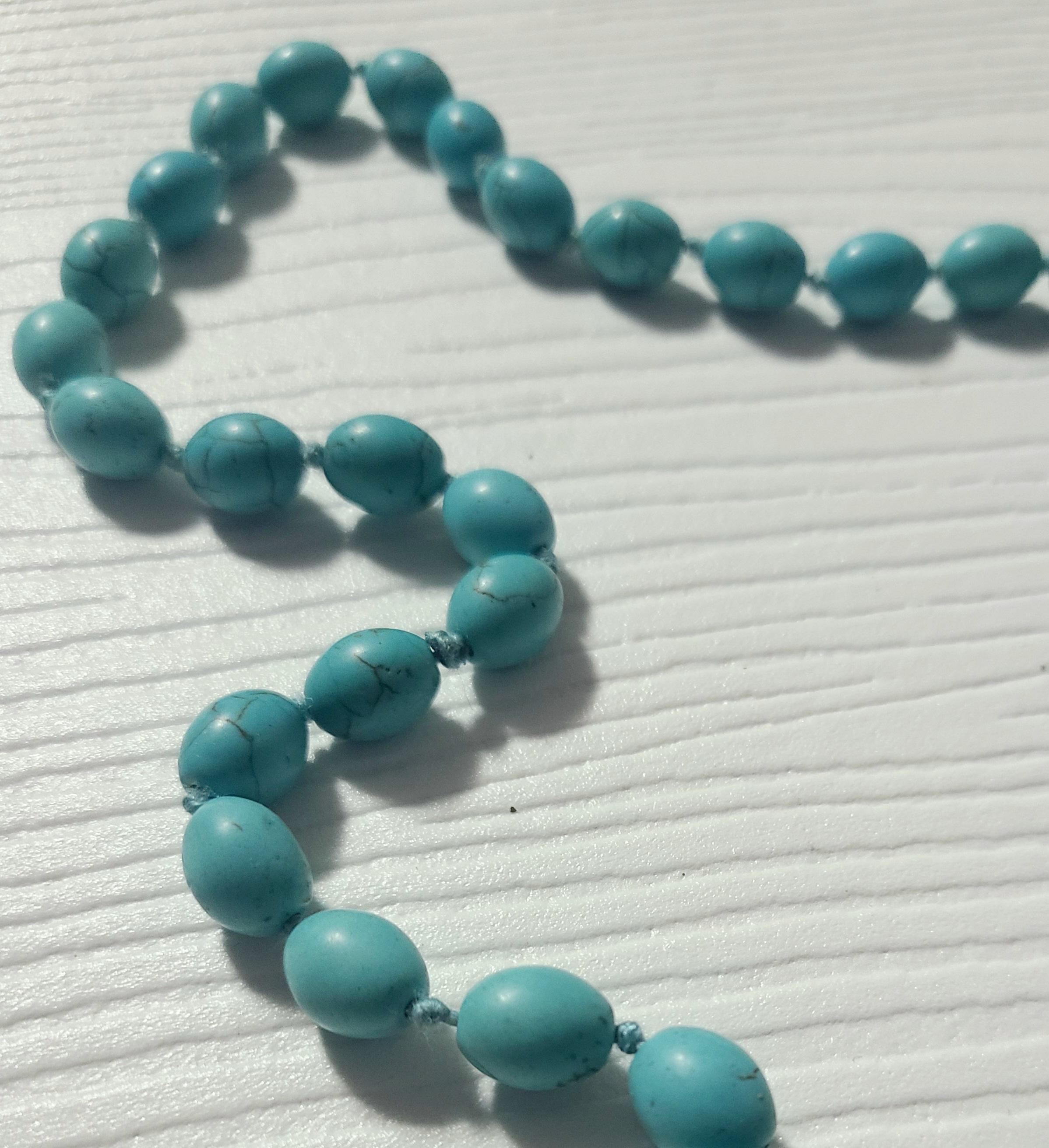 1970s Matte Robin's Egg Blue Turquoise Oval Bead Necklace In Excellent Condition For Sale In Maywood, NJ