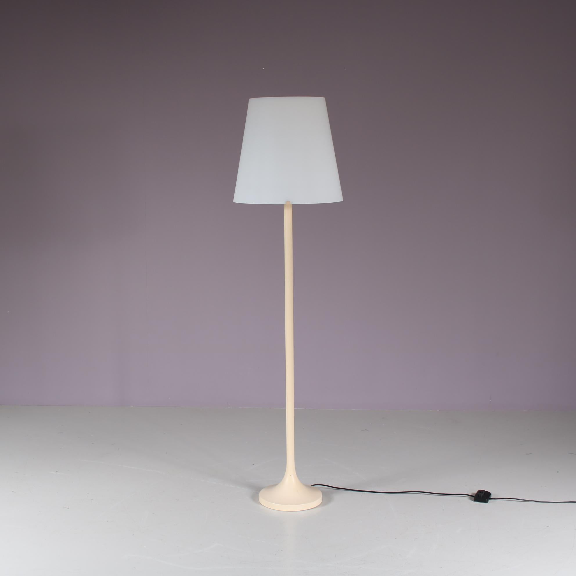 Una fantástica lámpara de pie diseñada por Max Ingrand y fabricada por Fontana Arte en Italia hacia 1970.

Hecha de plástico blanco de alta calidad con una campana de cristal de leche, ¡esta pieza tiene un diseño sin costuras que tiene un atractivo