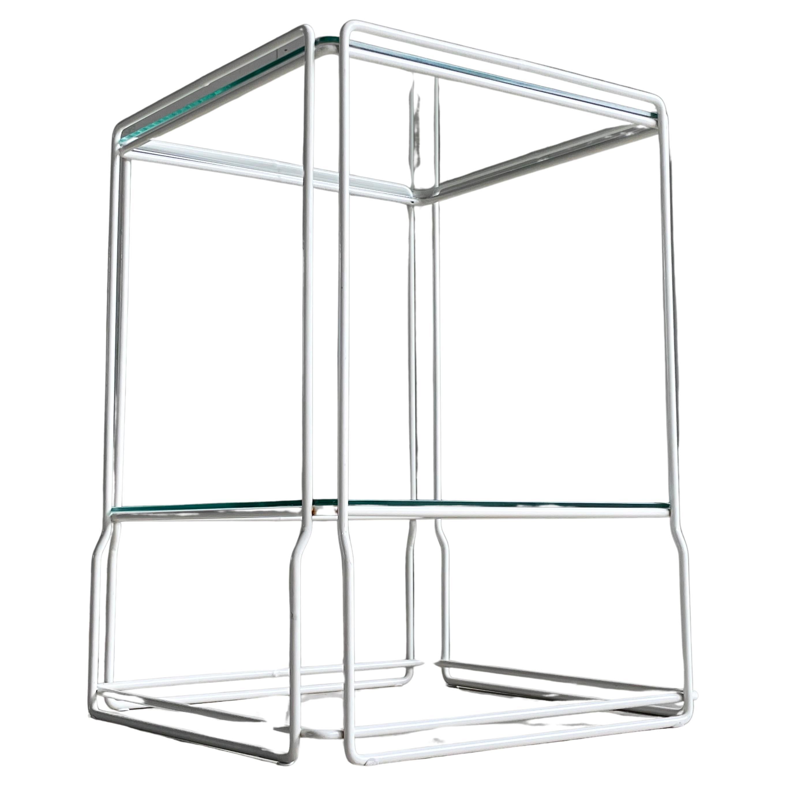 Table d'appoint Max Sauze 'ISOCELE' des années 1970. Plateaux de table en verre avec cadre en métal tubulaire (forme rare). Produit par Atrow, France, 1970
Design/One : Max Sauze, 1970
Producteur : Atrow, France, 1970
Dimensions : Hauteur : 45cm 