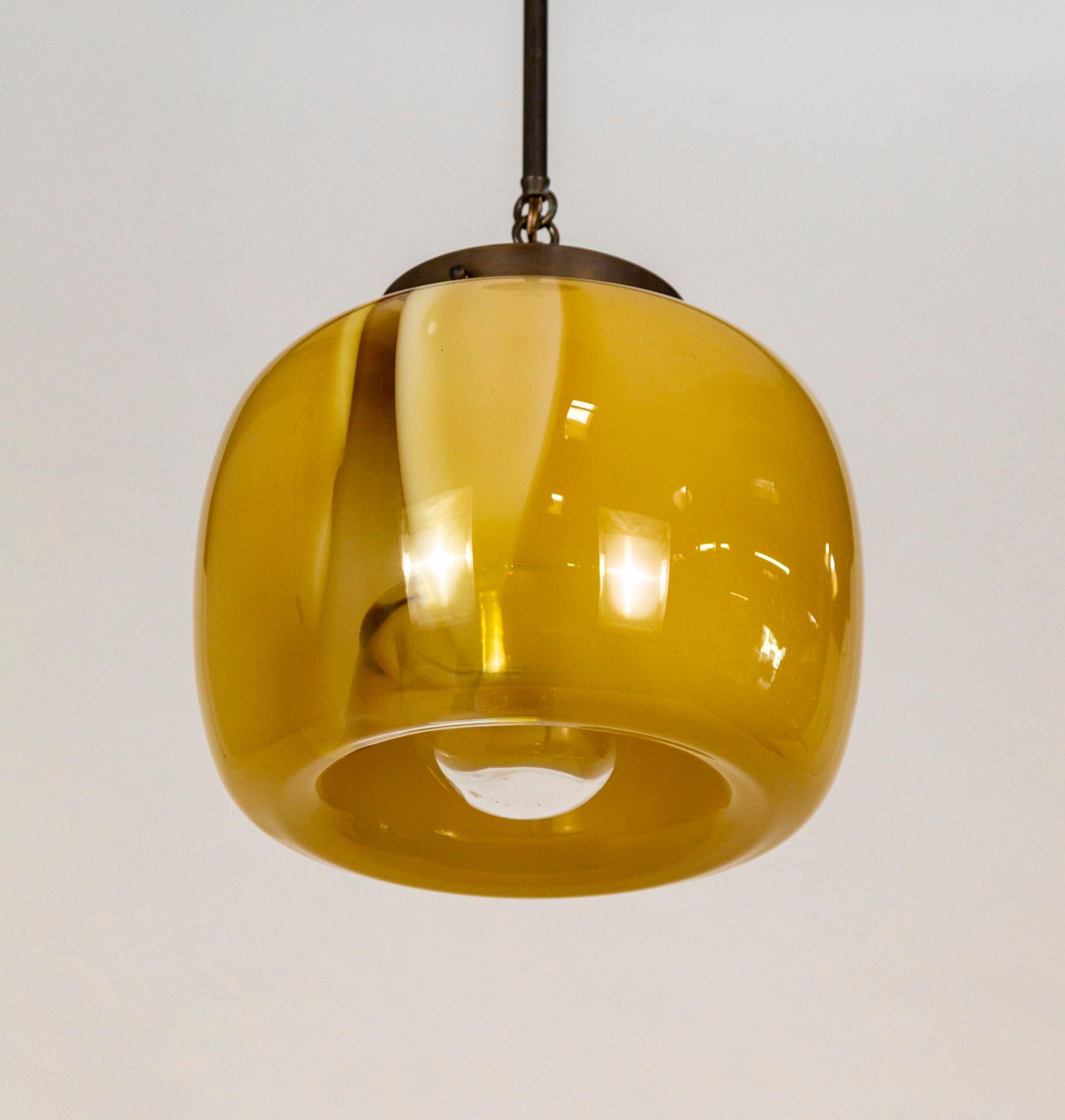 Mid-Century Modern 1970 Mazzega Murano Butterscotch Glass Pendant Light (lampe à suspension) en vente