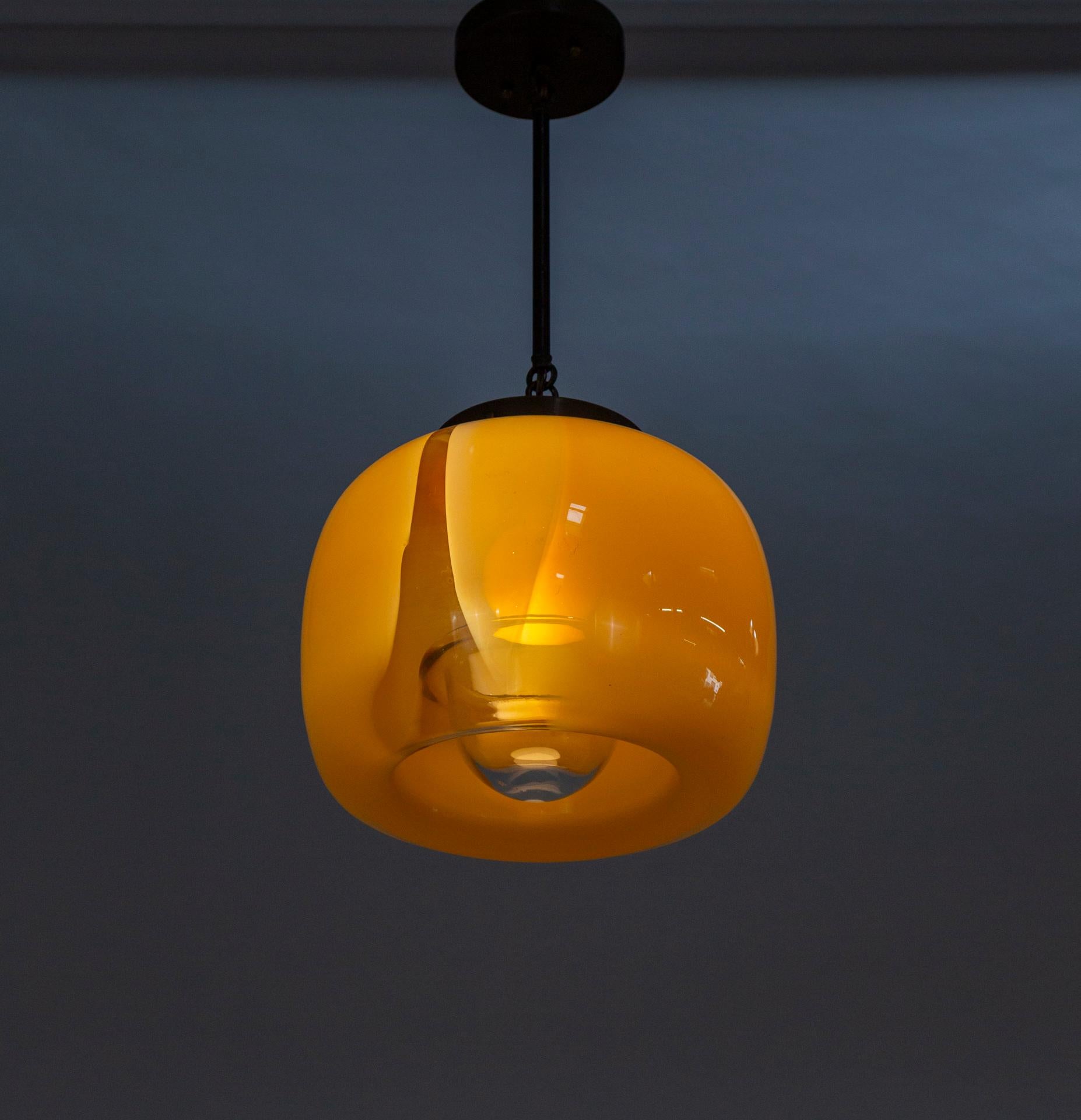 italien 1970 Mazzega Murano Butterscotch Glass Pendant Light (lampe à suspension) en vente