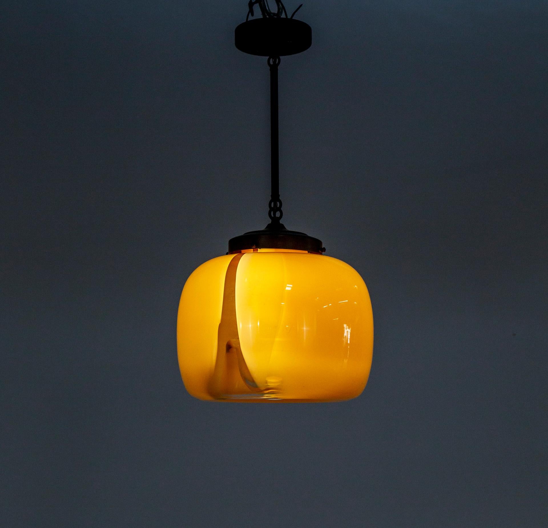 1970 Mazzega Murano Butterscotch Glass Pendant Light (lampe à suspension) Bon état - En vente à San Francisco, CA