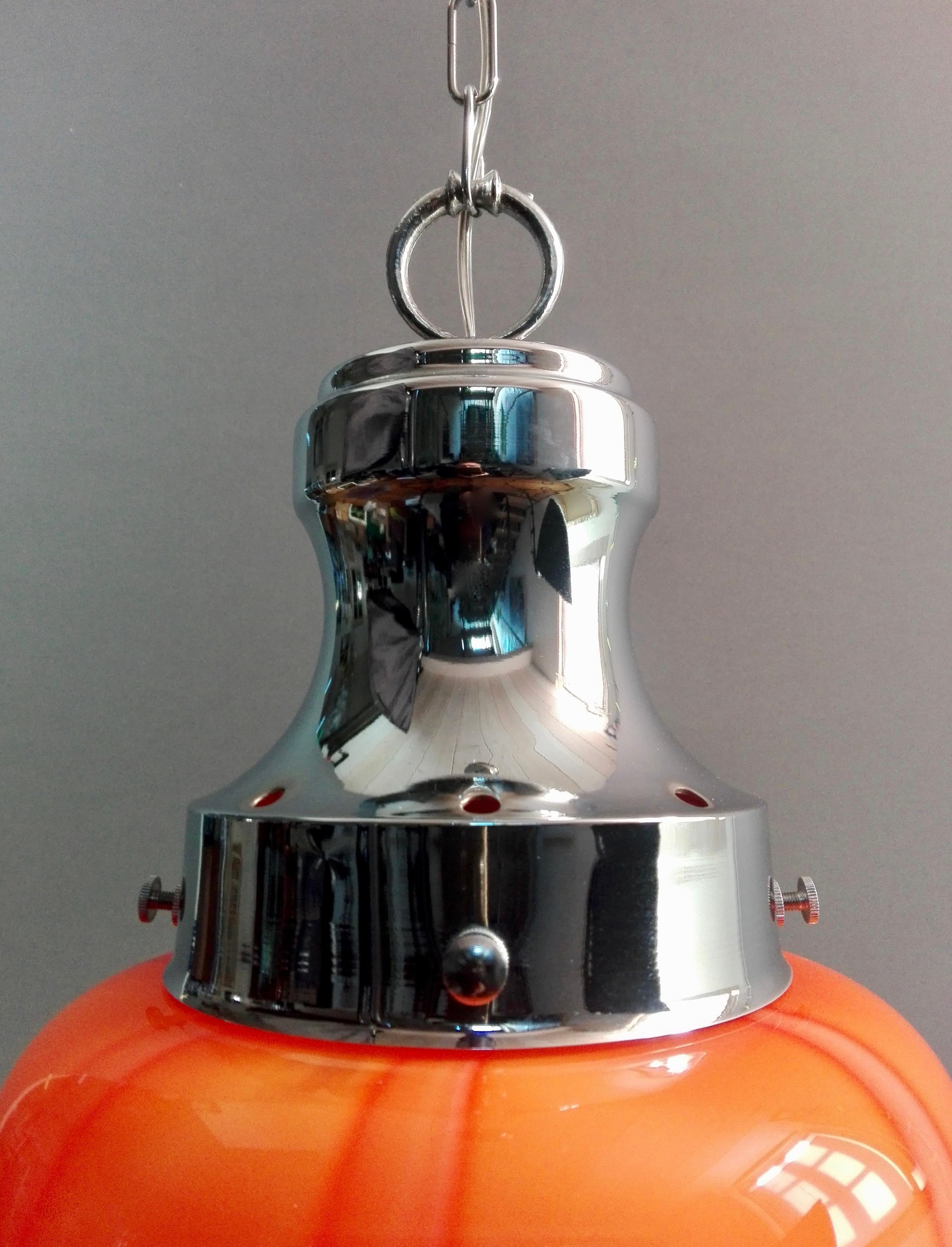 1970s Mazzega Murano hand-blown glass and chrome one-light pendant lamp. For Sale 3