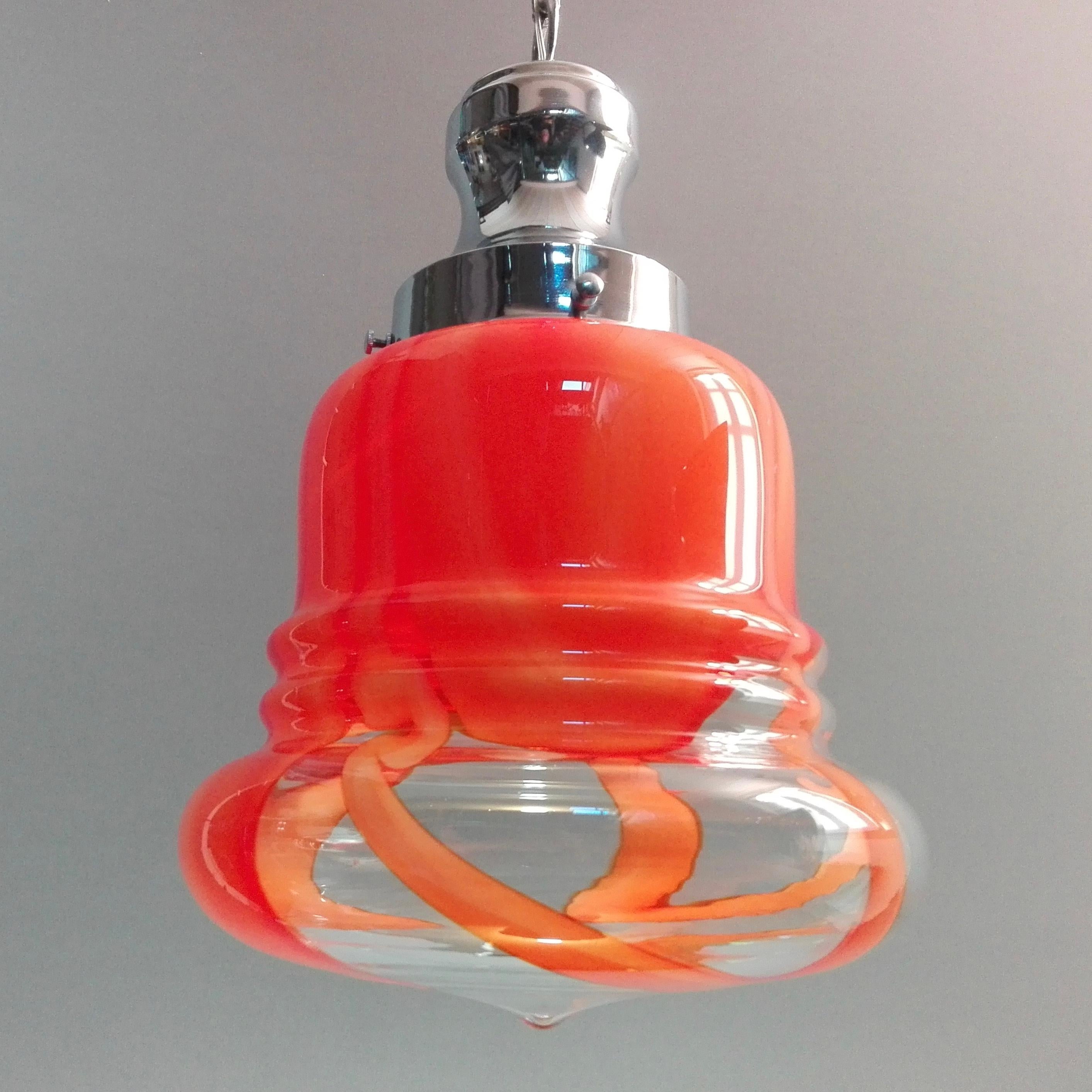 1970s Mazzega Murano hand-blown glass and chrome one-light pendant lamp. In Good Condition For Sale In Caprino Veronese, VR