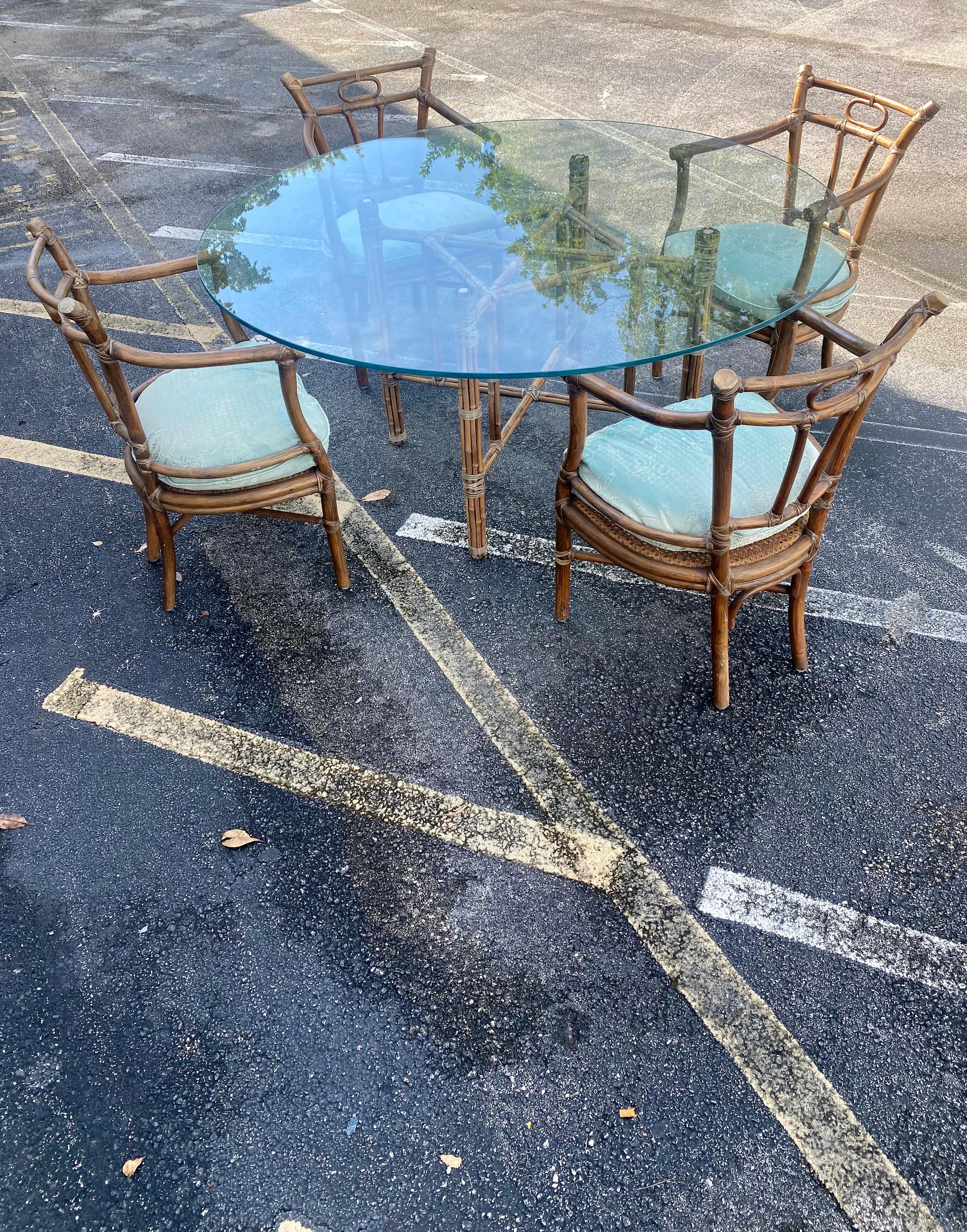 Mid-Century Modern 1970s McGuire Rattan Chinoiserie Down Round Glass Dining Set of 5 en vente