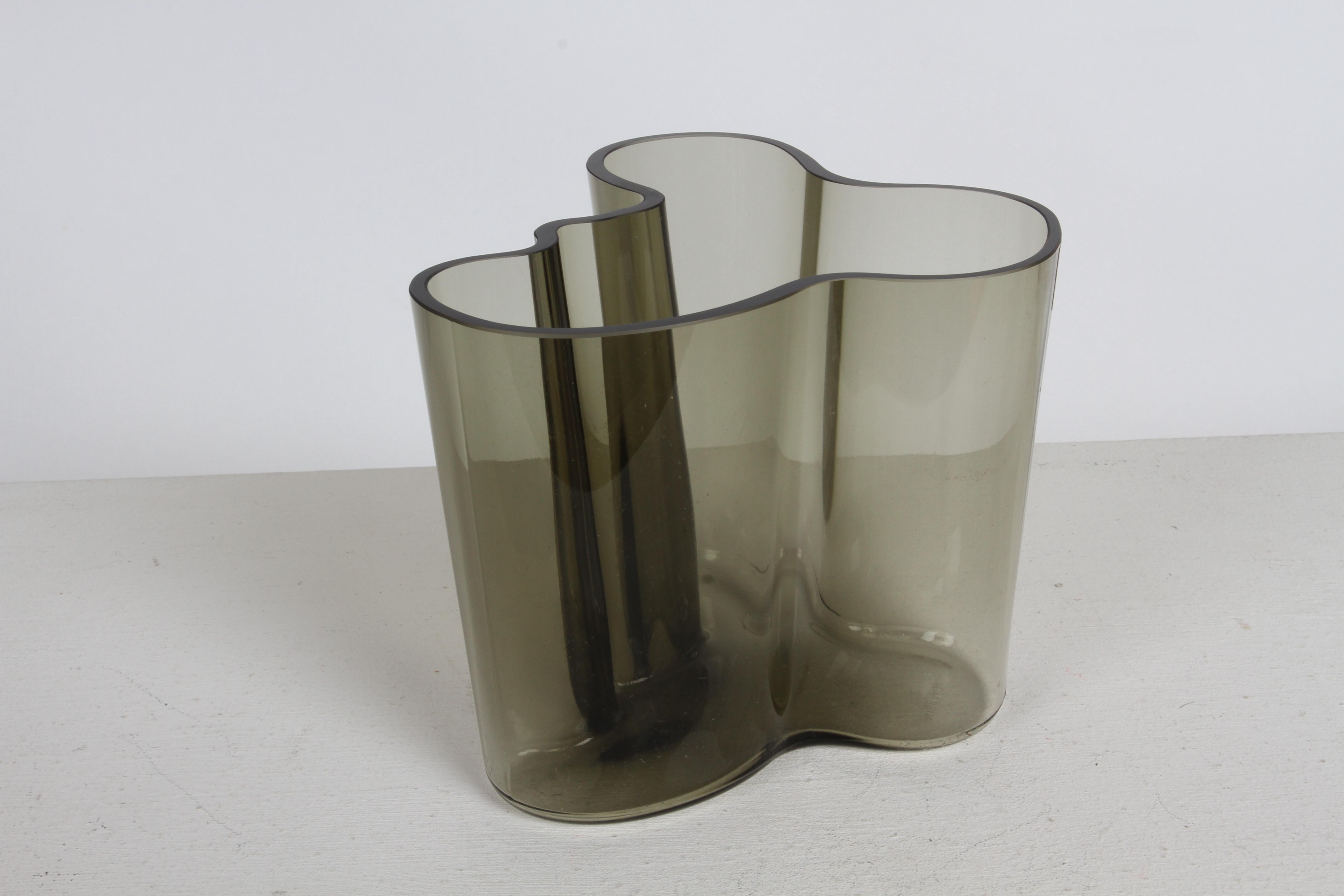 MCM Alvar Aalto Savoy Vase 3030 aus rauchgrauem Glas von Iittala Finnland, 1970er Jahre im Angebot 3