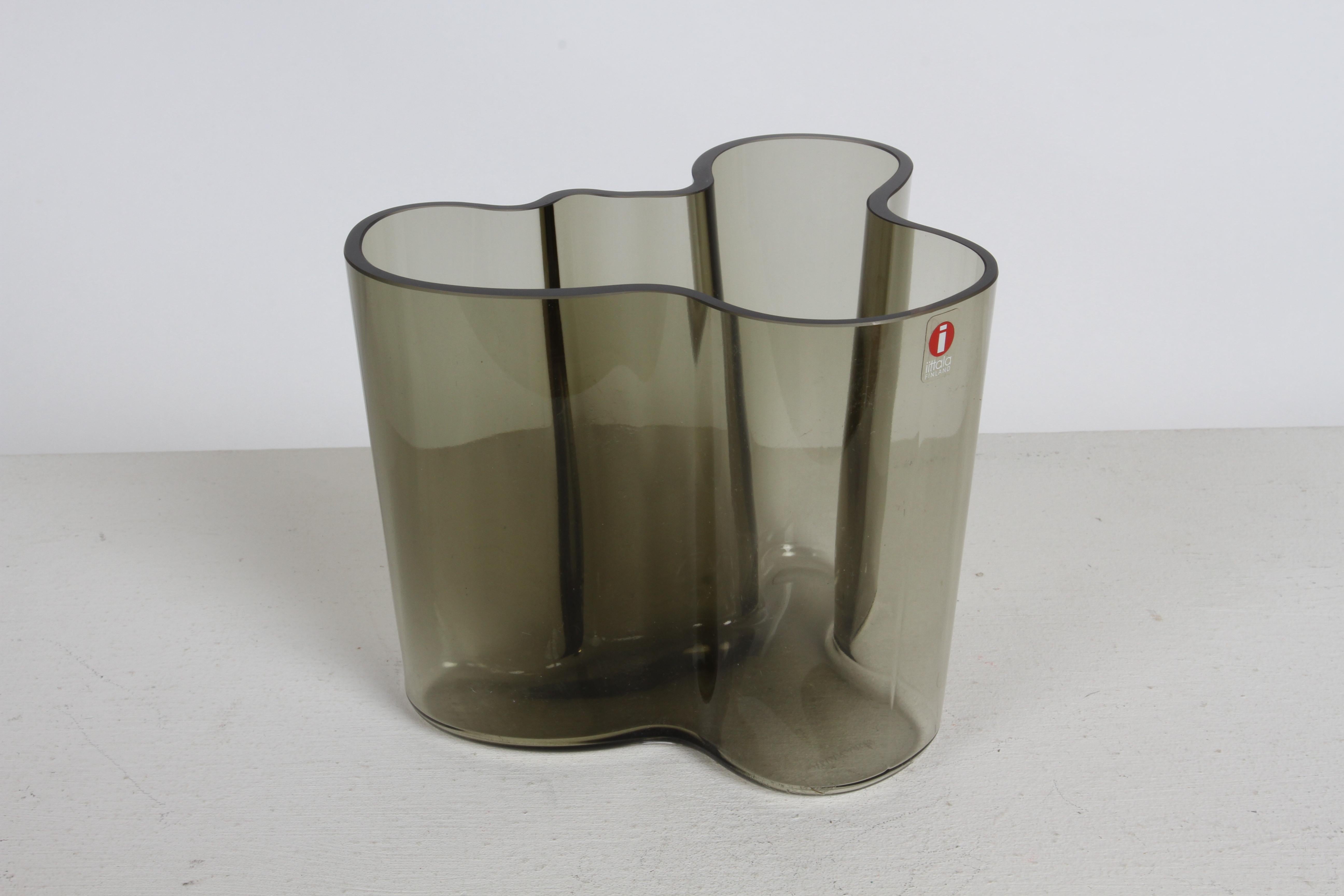 1970s MCM Alvar Aalto Savoy Vase 3030 in Smoke Gray Glass by Iittala Finland For Sale 4
