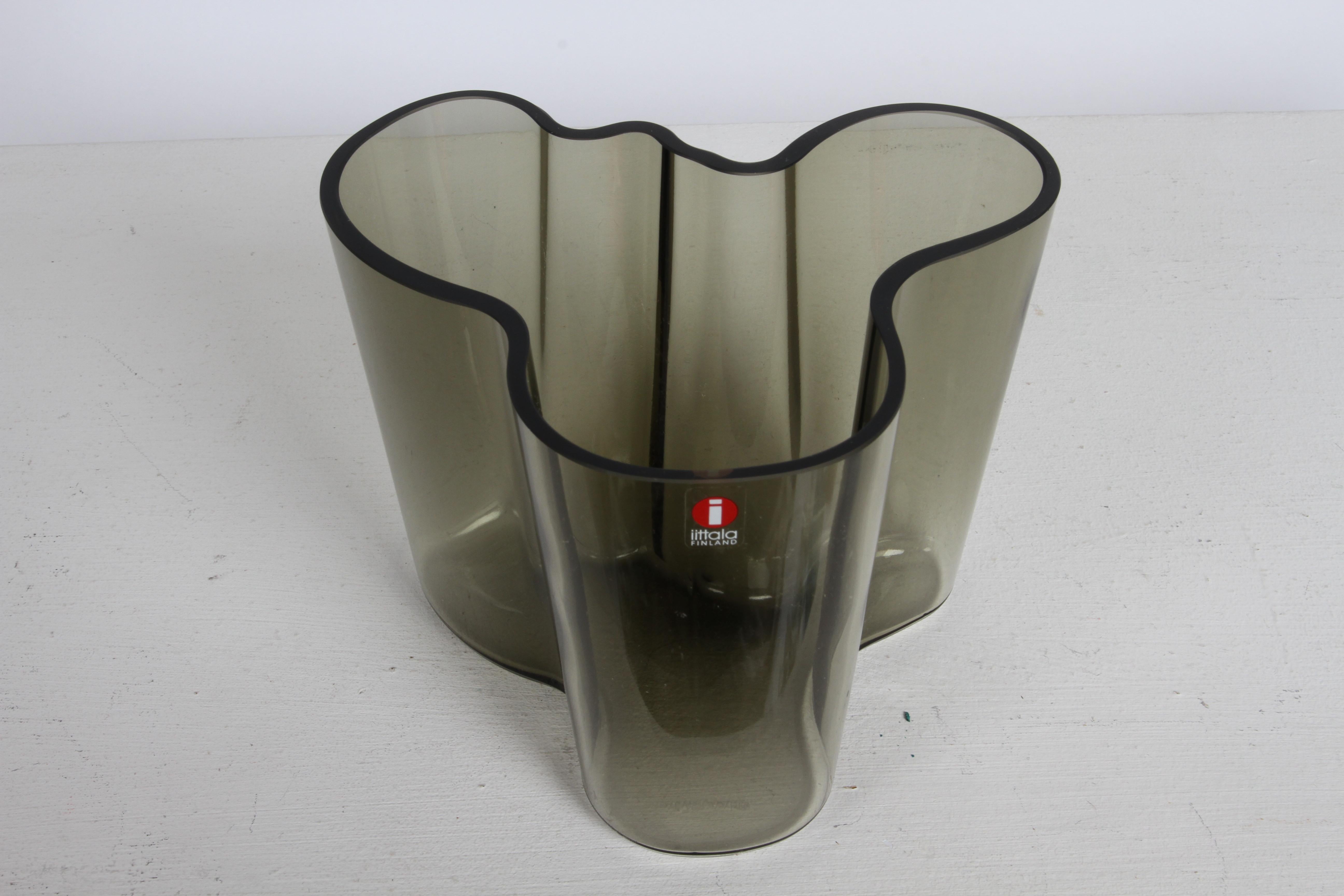 1970s MCM Alvar Aalto Savoy Vase 3030 in Smoke Gray Glass by Iittala Finland For Sale 5