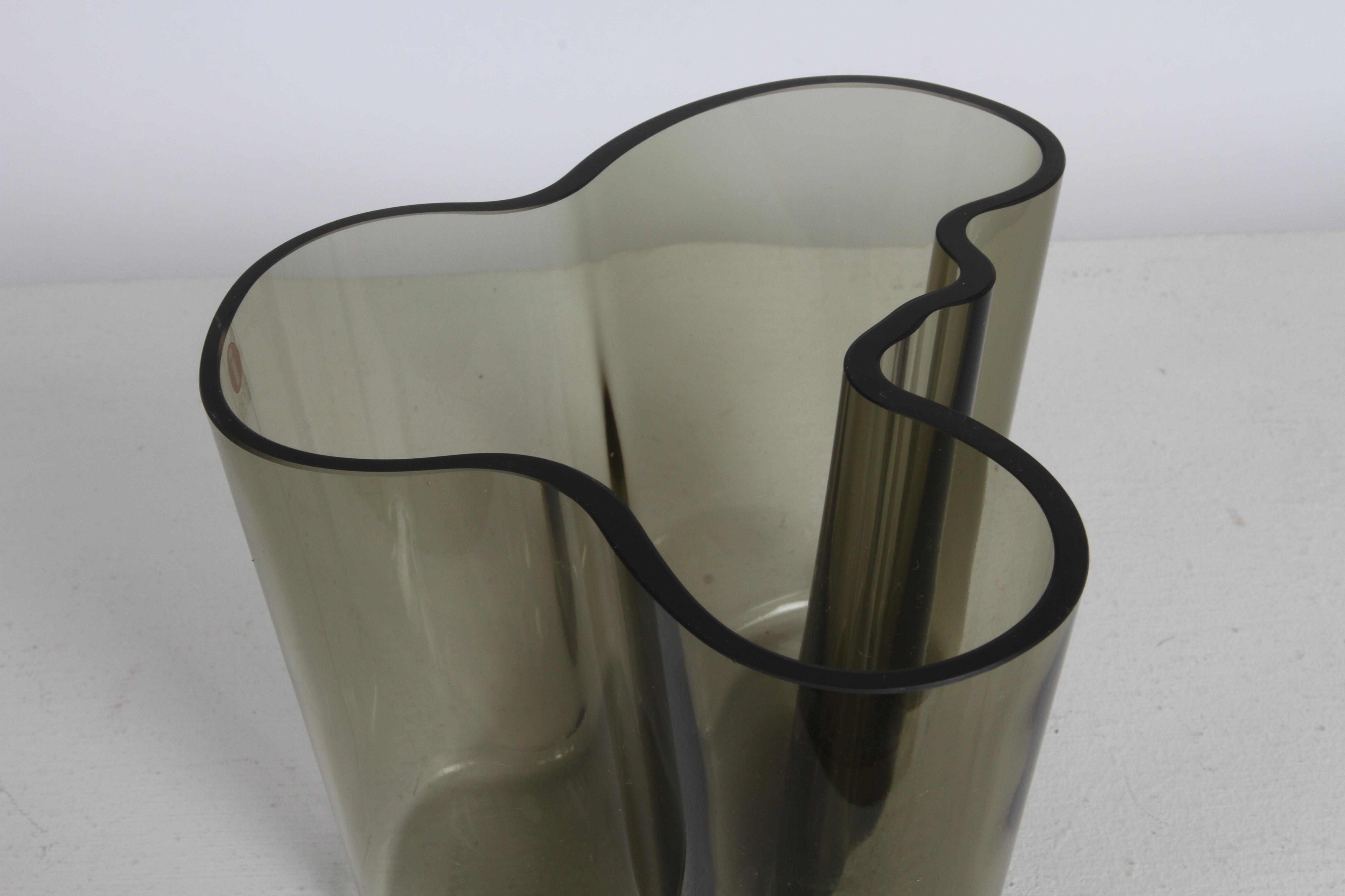 1970s MCM Alvar Aalto Savoy Vase 3030 in Smoke Gray Glass by Iittala Finland For Sale 6