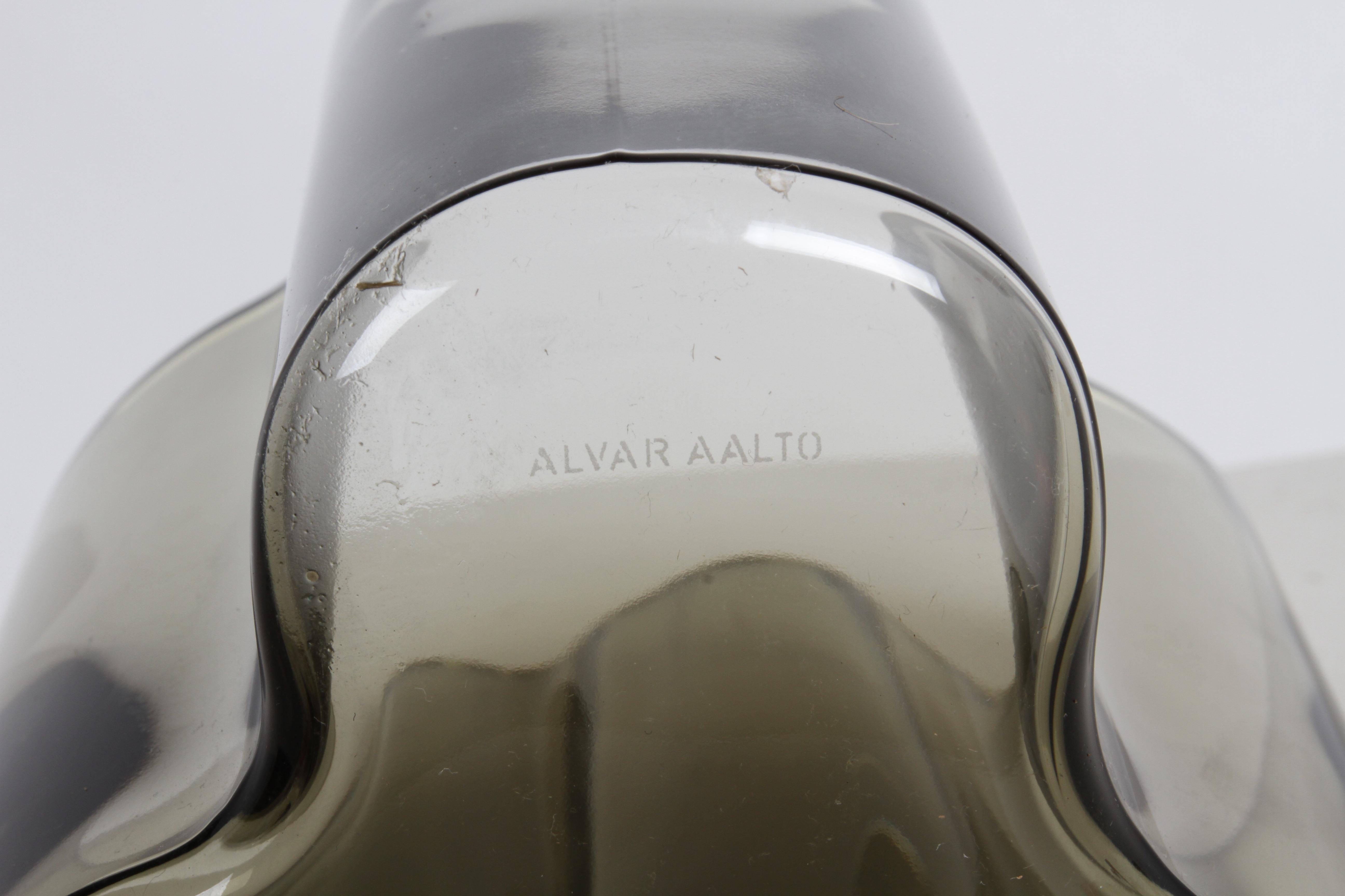 1970s MCM Alvar Aalto Savoy Vase 3030 in Smoke Gray Glass by Iittala Finland For Sale 7
